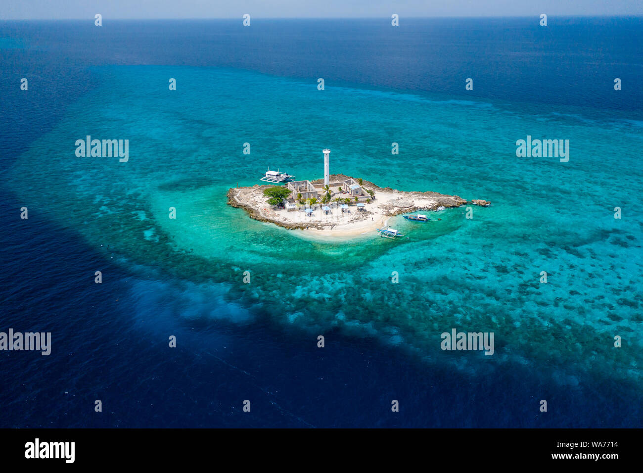 Antenne drone Blick auf die tropischen Capitancillo Insel in den Philippinen mit seinem Leuchtturm und Coral Reef Stockfoto