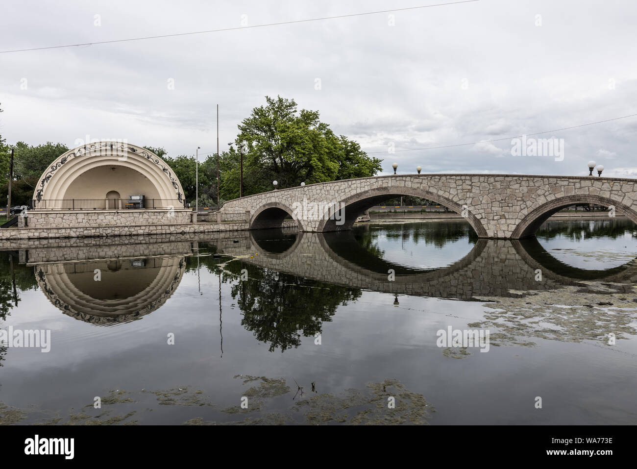 Einer konzertmuschel und dreifach gewölbte, steinerne Brücke über den See Clara in mineralischen Palace Park, ein öffentlicher Park im Jahr 1800 erstellten s einem viktorianischen Herrenhaus aus Stein an die Stadt gegeben zu umgeben. Pueblo, Colorado Stockfoto