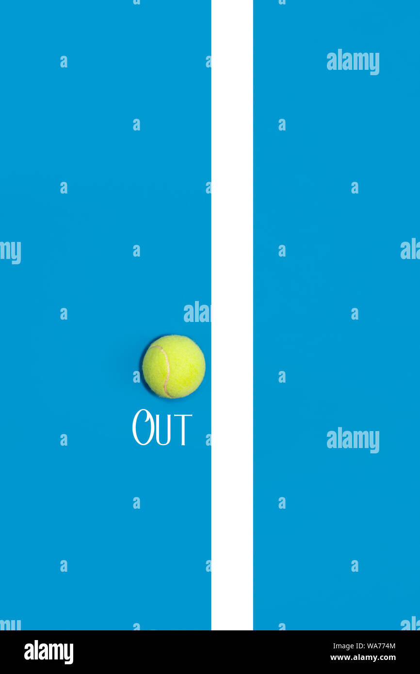 Großes Tennis ball auf blauen Hintergrund In oder Out Challenge Hard Court Stockfoto