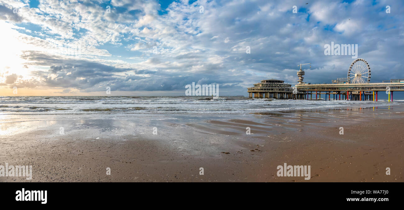 Die Scheveninger Pier in Den Haag. Niederlande. Stockfoto