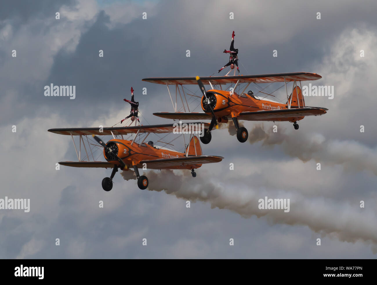 Biggin Hill, Großbritannien. 18. August 2019. Wingwalkers Gemma Craigie und Kirsten Pobjoy auf ihrer Boeing Stearman Doppeldecker wie der Biggin Hill Festival der Flug für einen zweiten Tag fortgesetzt. Das weltberühmte Festival der Flug am Flughafen London Biggin Hill hatte inspirierenden wird angezeigt. Die Teilnahme wurden RAF Typhoon Kampfjets, Breitling Jet Team und die Schlacht um England Memorial Flight. Zwölf Flugzeuge mit mehreren Teams mit insgesamt 49 Flugzeugen nahm in den Himmel in der Londoner nur Air Show. Credit: Keith Larby/Alamy leben Nachrichten Stockfoto