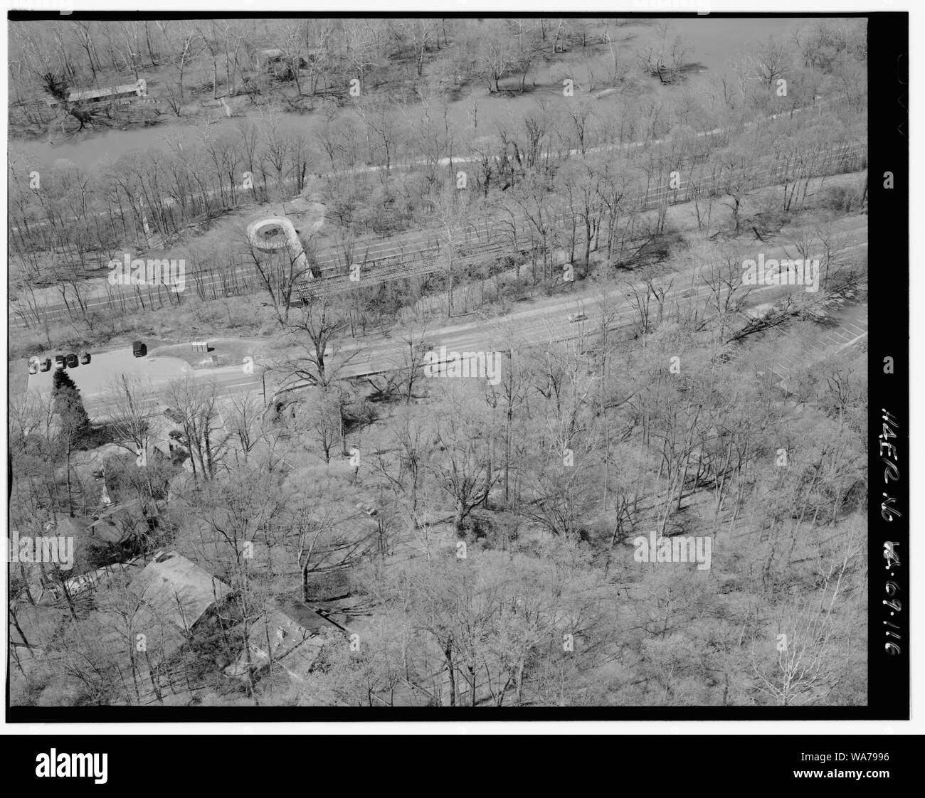 Luftaufnahme von Fußgänger-ÜBERFÜHRUNG BEI PLATANE INSEL nach Südwesten. - George Washington Memorial Parkway, entlang der Potomac River von McLean nach Mount Vernon, VA, Mount Vernon, Fairfax County, VA; Luftbild von Fußgänger-Überführung der Chesapeake und Ohio Canal in Brookmont, Maryland. Die Clara Barton Parkway ist in der Mitte gesehen. Im oberen Teil des Fotos ist Platane Insel in den Potomac River. Hinweis: Die George Washington Memorial Parkway Etikettierung in dieser Fotoserie ist für Bibliothek des Kongresses Katalogisierung zur Verfügung gestellt, aber das Photo zeigt Brookmont und Be Stockfoto