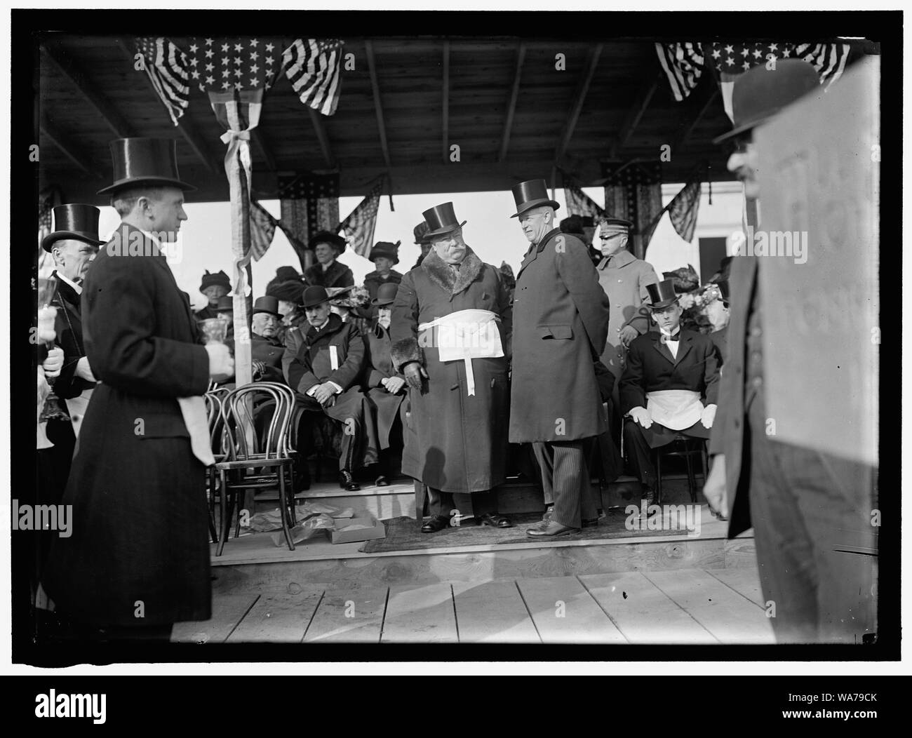 Kirche All Souls. Zeremonien BEI VERLEGUNG VON ECKSTEIN AM 16. UND R. KIRCHE NICHT GEBAUT, später gebaut AM 16. UND HARVARD ST. Sitzt AUF DER RECHTEN SEITE DER POLE: GEN. WOODHULL; MYRON M. PARKER, VERGANGENHEIT GRAND MASTER; Bernard R. GRÜN. Stehend: PRÄSIDENT TAFT UND DER PRÄSIDENT DER AMERICAN UNITARIAN ASSOCIATION Stockfoto