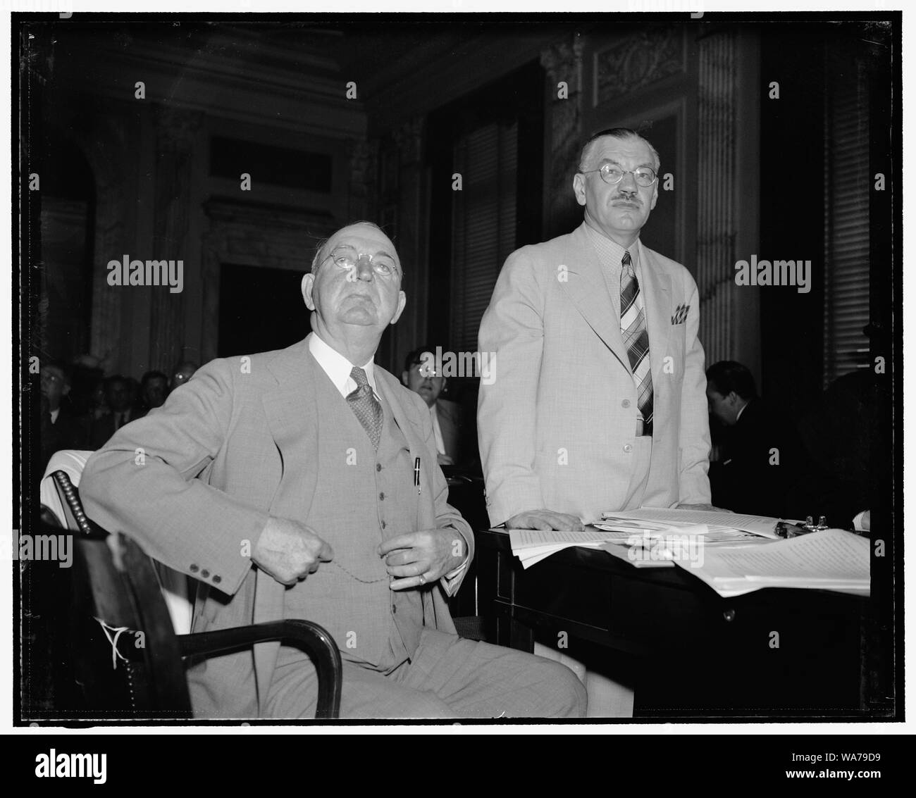 AMA fällt über Wagner heute hören. Washington, D.C., den 25. Mai. Wahrscheinlich die beeindruckendste Gruppe von Ärzten überhaupt zu erscheinen vor dem Senat Körper heute die Anhörungen der Senatsausschuss Anhörungen auf der Wagner Gesundheit Rechnung belegt. Mit Statistiken und langwierige Erklärungen bewaffnet, eine Gruppe von American Medical Association Offiziere argumentiert gegen die Passage von Senator Wagners $ 850.000.000 National Health Programm Rechnung. Dr. R.G. Leland, Direktor des Büros für Medizinische Ökonomie der AMA, genannt Bill 'revolutionären' und schlug vor, dass die öffentliche Gesundheit rasche Verbesserung ohne die a Stockfoto