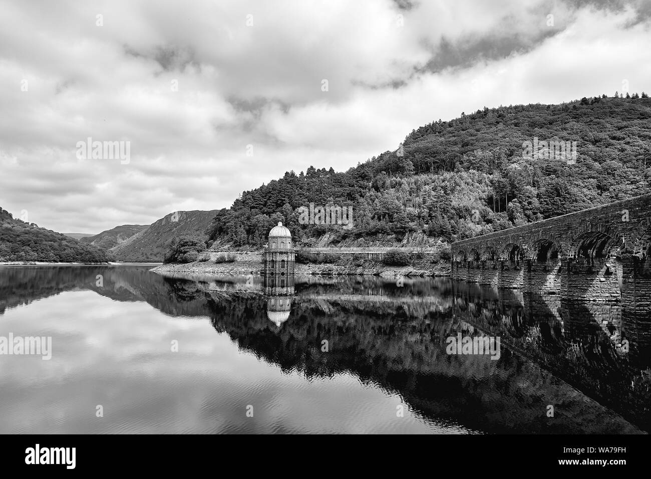 Garreg Ddu Talsperre, Elan Valley, Rhayader, Powys, Wales. Schwarz/Weiß-Bild Bögen der Behälter und reflektierte Landschaft. Stockfoto