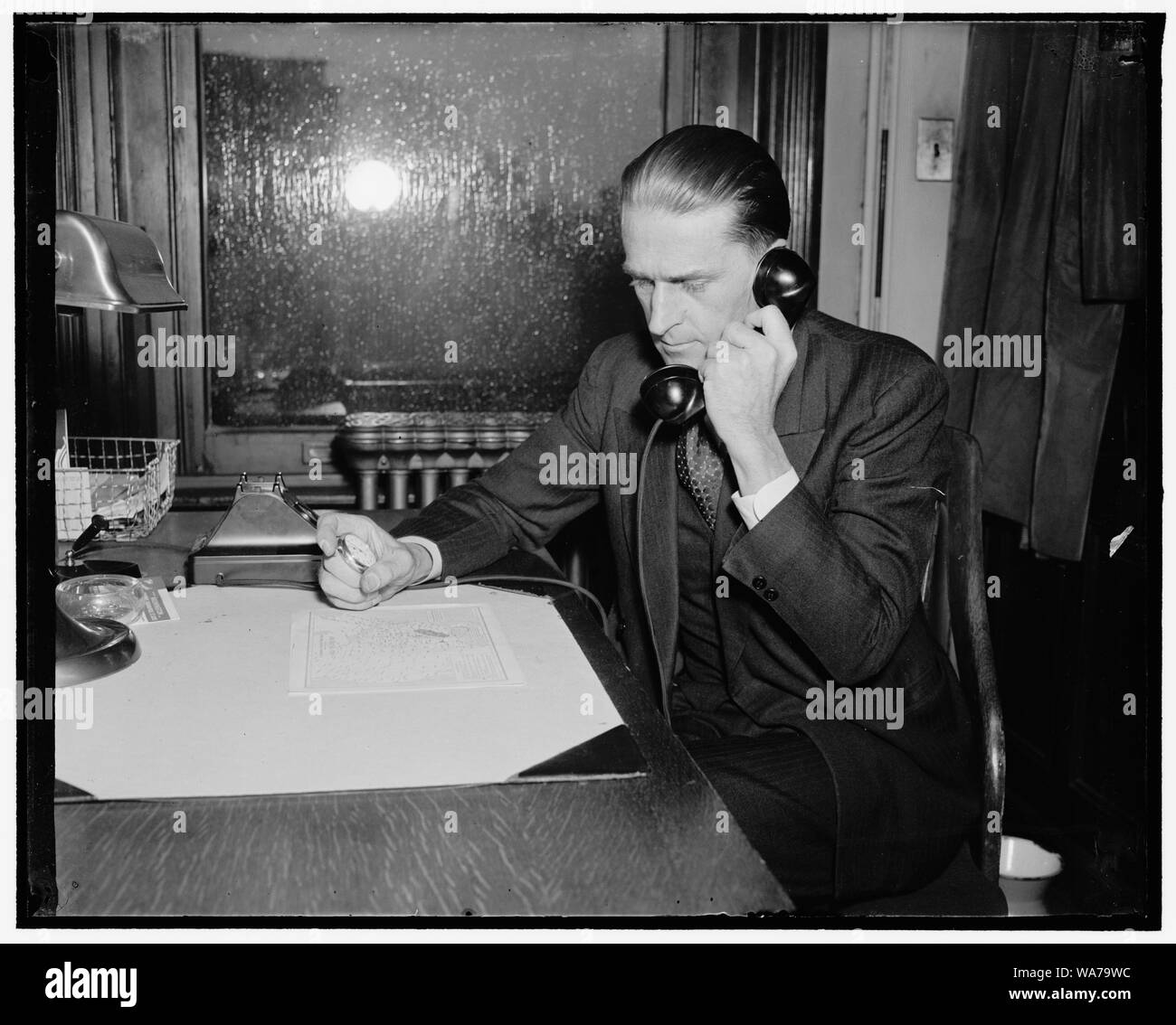 Automatische Fluss Anzeige hinzufügen. Nach dem Wählen der Potomac River Manometer, A.L. King, US-Wetterdienst Beobachter, wartet auf die ersten Buzz, setzt dann seine Stoppuhr, die fortgesetzt wird, bis das Summen Signal wieder gehört und er die Uhr angehalten wird. Das Zeitintervall zwischen den beiden Signalen ist in das Manometer Höhe umgewandelt, indem die Anzahl der Sekunden im Intervall von 30 gauge Höhe über ein Feld Nullpunkt vertreten ist 8/30 Sekunden für jede vertikale Fuß Wasser, 4/9/38 Stockfoto