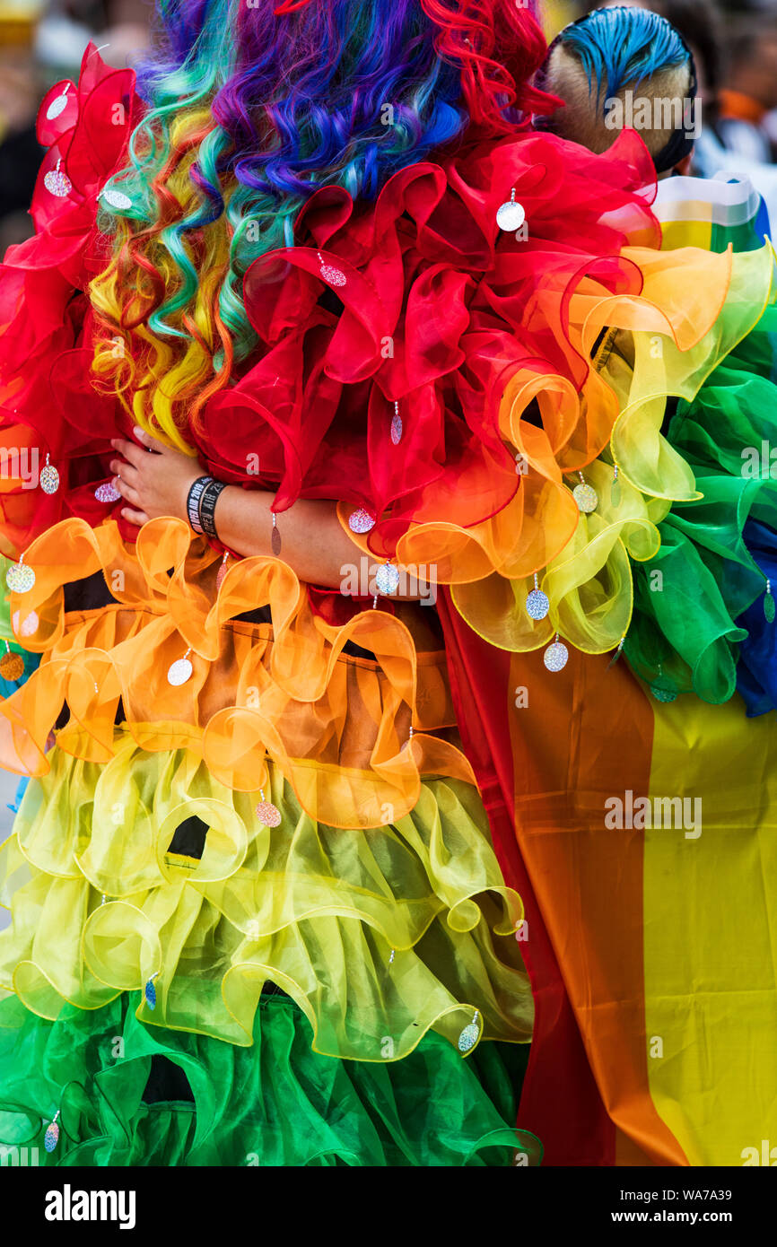 Regenbogen kostüme -Fotos und -Bildmaterial in hoher Auflösung – Alamy