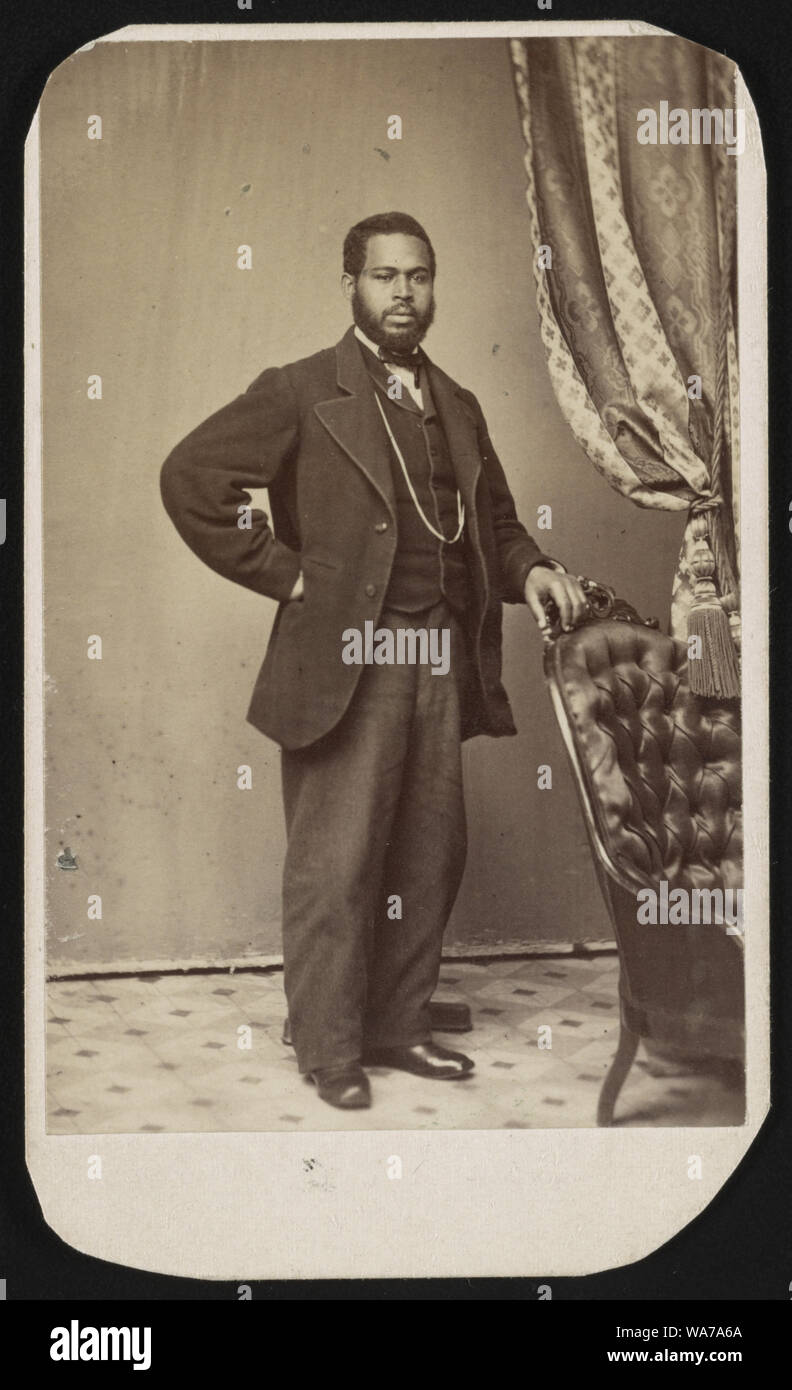 Afrikanische amerikanische Mann, vielleicht mit kleinen, volle Länge studio Portrait, gut gekleidet, stehend, nach vorne mit der linken Hand ruht auf dem Rücken eines Stuhl]/fotografiert von B.F. Reimer, Nr. 624 Arch Street, Philada Stockfoto