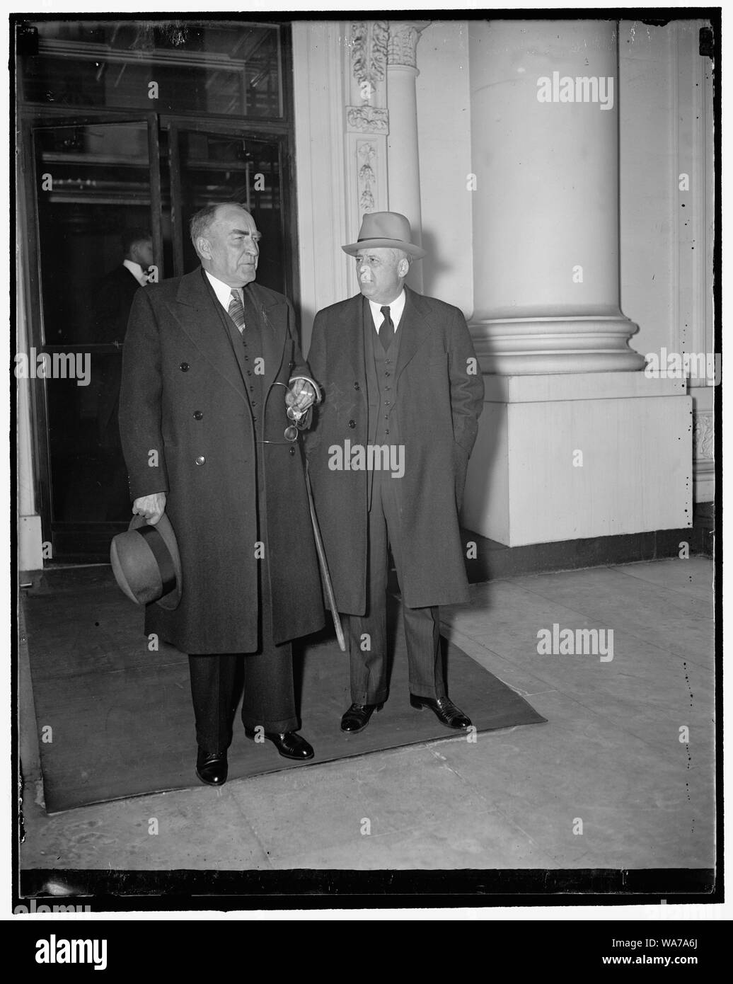 Nach dem Weißen Haus Sitzstreik Konferenz. Washington, D.C., am 27. März. Sprecher William B. Bankhead, (links) und Haus-Majorität Führer Samuel Rayburn verlassen das Weiße Haus heute nach einer Konferenz mit Präsident Roosevelt und Kongressmitglieder auf den Sitzstreik Krise. Die Regierung wird nicht eingreifen, Kongressmitglieder kündigte nach der Sitzung 3/27/1937 Stockfoto