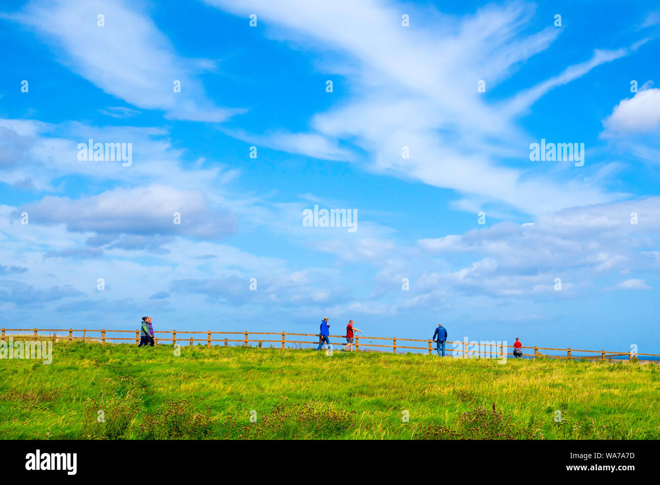 Wanderer an einem hellen Sommer auf dem Cleveland Weg" der englischen Küste Weg Route nördlich von Staithes North Yorkshire Stockfoto