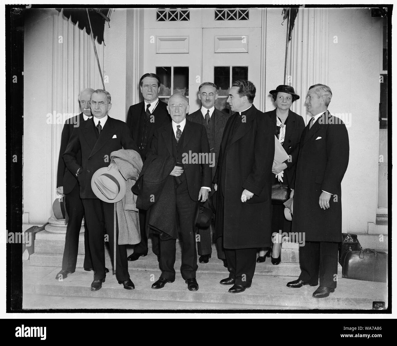 Hilfe für Flüchtlinge im White House geplant. Washington, D.C., den 13. April. Experten auf das Flüchtlingsproblem gezeigt das Weiße Haus heute verlassen nach Rücksprache mit Präsident Roosevelt, die Gruppe traf sich mit dem Präsidenten über die Vorbereitungen zu einer internationalen Konferenz zu helfen politische Flüchtlinge aus Deutschland und Österreich, von links nach rechts; Prof. Joseph S. Chamberlain, New York, Asst. Sec. der Staatlichen Messersmith, Rabbiner Stephen S. Wise, Henry Morgenthau, Pfr. Samuel Cavert, New York, Pfr. Michael J. bereit, Sec. für Arbeit Frances Perkins, und Lewis Kenedy, New York, 4/13/38 Stockfoto