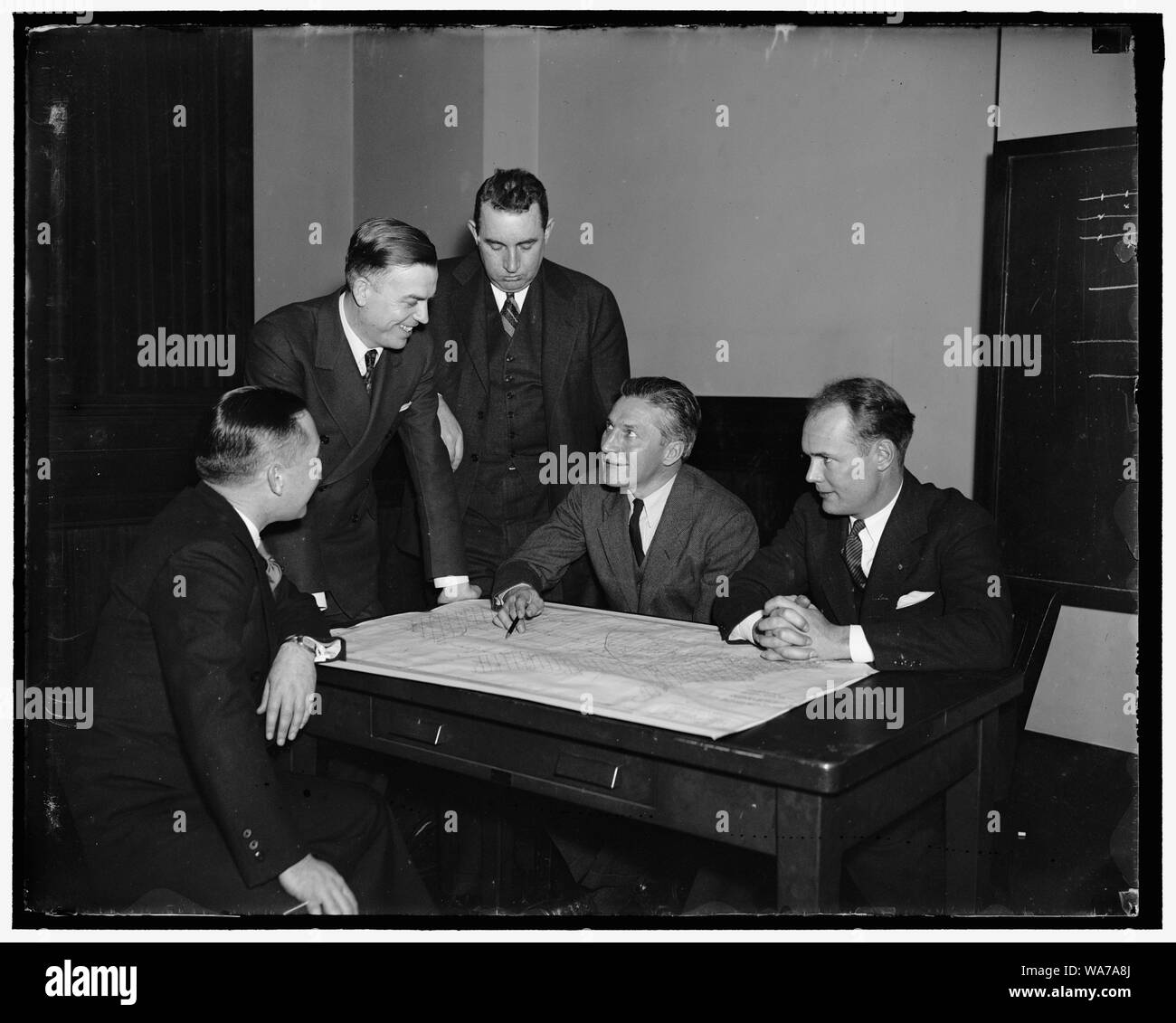 Air Safety Conference. Washington, D.C. Mehr als 200 Vertreter der Nation Airlines und technischen Experten aus dem US-Büro der Air Commerce trafen an der Konferenz heute jüngsten Flugzeugunglücke, um zu verhindern, dass solche Unfälle in Zukunft zu studieren. Gen Vidal, Direktor des Büros der Luft, den Vorsitz bei der Tagung, die an der Abteilung Handel statt. Auf dem Foto von links nach rechts: (sitzend) o.a. Patterson, Präsident von United Airlines; E.E. Jett, Chefingenieur der Federal Communications; Sidney Shannon, Operations Manager Eastern Airlines; Eugene Vidal, Direktor von Bure Stockfoto