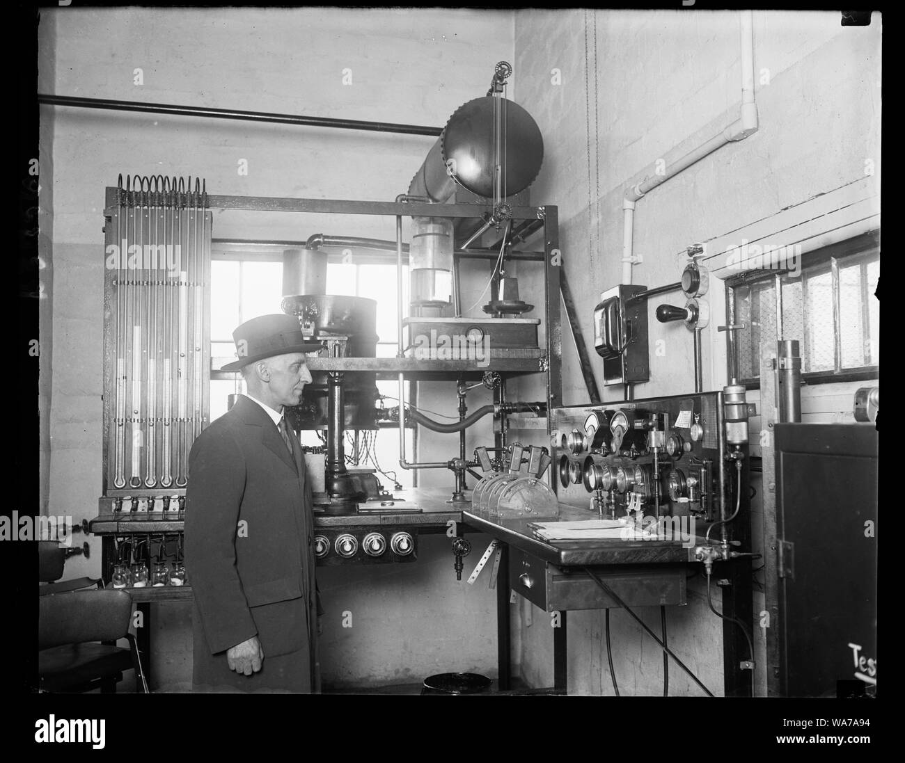 Motor Tester. Dr. K.C. Dickinson, Chef der Wärme und Energie Abteilung des Präsidiums der Normen und der Schaltwarte des neuen Aircraft Engine Testing Laboratory in Arlington, VA. Hier alle Motoren für den Einsatz auf lizenzierte Flugzeuge geprüft und die Beobachter zu schützen sind, die Schaltwarte und der Raum, in dem die Motoren montiert sind, sind stark verstärkt mit Beton zu fliegenden Teile des Motors auf den Beobachter zu verhindern Stockfoto