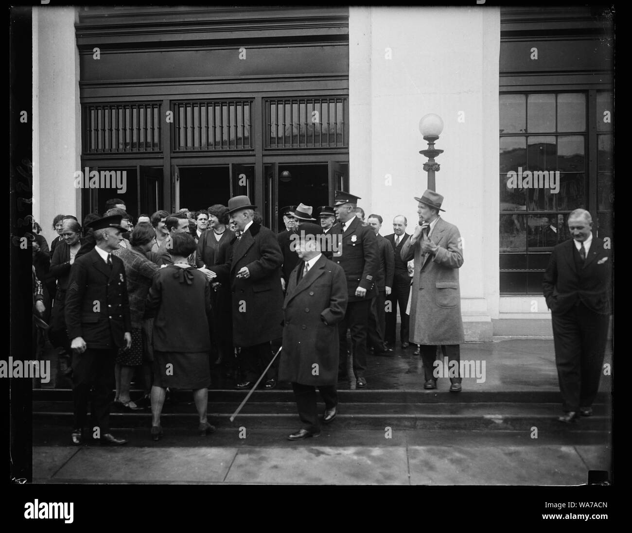 Al Smith ist da herzlichen Gruß von Navy [...] Wenn er fordert von Staatssekretär Navy Adams. Arbeit wurde praktisch zum Stillstand heute bei der Marine Abteilung in Washington, als ehemaliger Gouverneur Al Smith auf dem Sekretär der Marine Charles Francis Adams angerufen und sie gebeten, die Beratung der Marine Techniker für den Bau von mooring Mast auf neuen Empire State Building in New York. Die glücklichen Krieger ist von Verehrern belagert, als er die Marine Gebäude nach der Konferenz mit der Sekretärin. Im Vordergrund rechts (mit Derby) ist William F. Kenney, der ehemalige Gouverneur Smith nach Washington begleitet Stockfoto