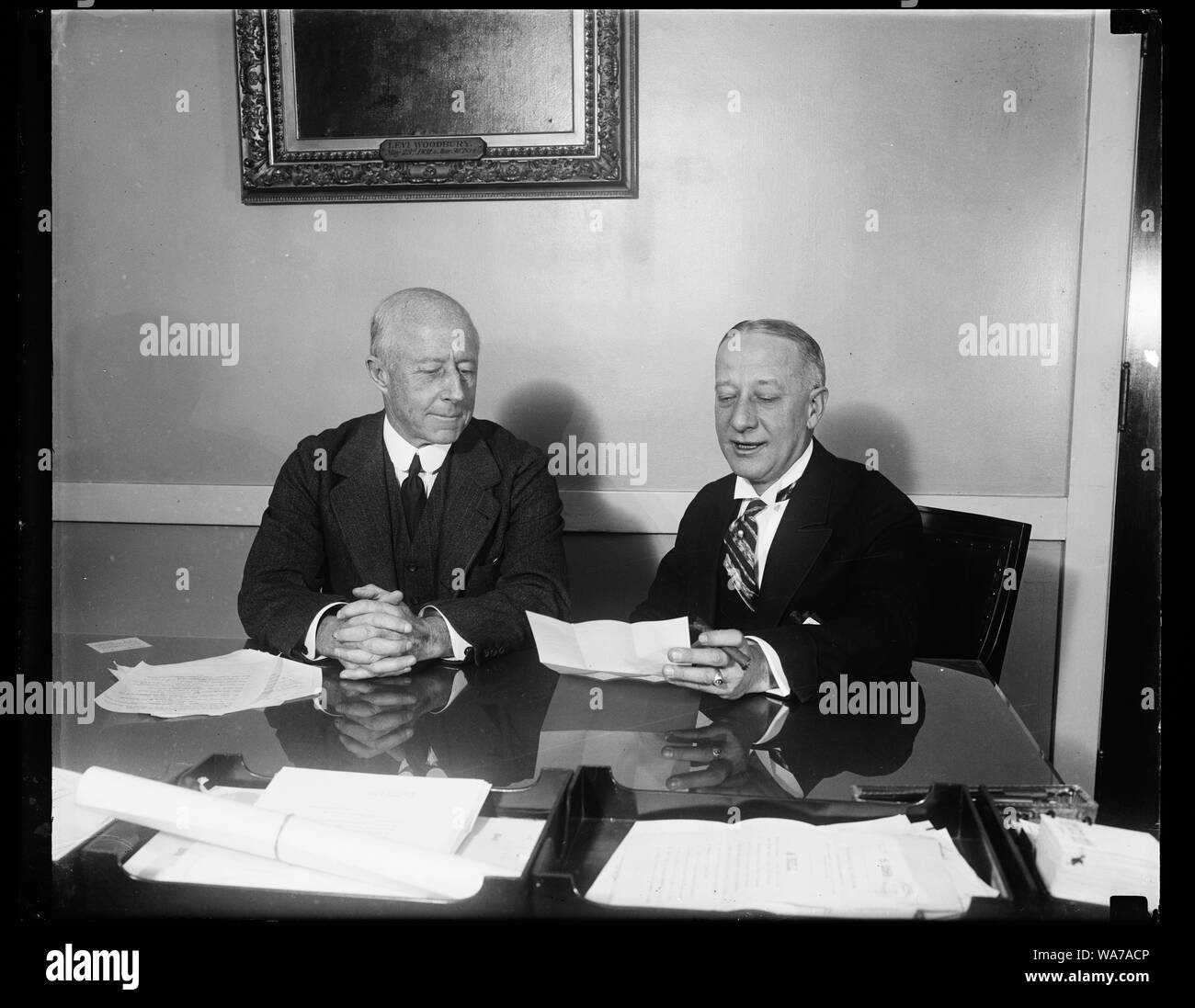 Al Smith Anruf auf Sekretär der Marine. Der ehemalige Gouverneur Alfred E. Smith forderte der Sekretär der Marine Charles Francis Adams heute in Washington für die Unterstützung der Marine Techniker für den Bau einer Verankerung Mast und Landung Plattform für transatlantische Luftschiffe der 1.100 Fuß Turm auf das Empire State Building zu bitten, jetzt im Bau in New York. Der ehemalige Gouverneur ist ein Direktor in Empire State, Inc. Stockfoto