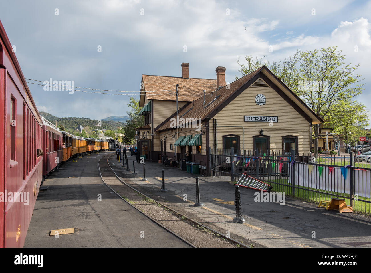 Alle sind an Bord, und der Durango & Silverton Narrow Gauge Railroad (D&SNG) Zug ist für die Abfahrt von der Durango, Colorado, Station, die 1882 gebaut und hat in seinem ursprünglichen Zustand erhalten wurde bereit Stockfoto