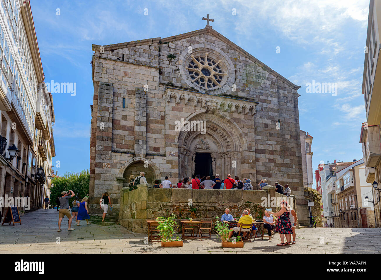 Eintritt in die historische Altstadt von La Coruna katholische Kirche Igrexa de Santiago, La Coruna, Galicien Spanien. Stockfoto