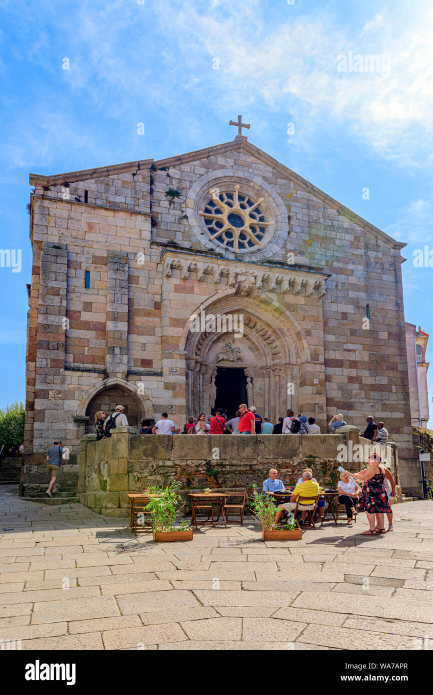 Eintritt in die historische Altstadt von La Coruna katholische Kirche Igrexa de Santiago, La Coruna, Galicien Spanien. Stockfoto