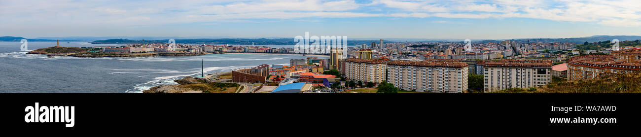 Skyline und Panorama von La Coruna Spanien. Der Turm des herkules ganz links im Bild. La Coruna, Spanien. Stockfoto