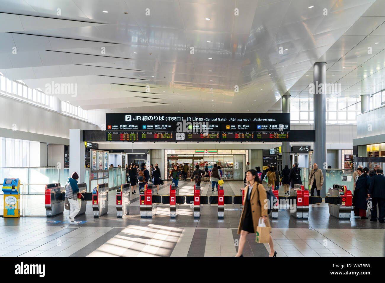 Japan, Hiroshima Station. Zentrale Tor zu JR-Linien und Plattformen mit Ticket Barrieren. Pendler auf beiden Seiten der Grenzen. Stockfoto