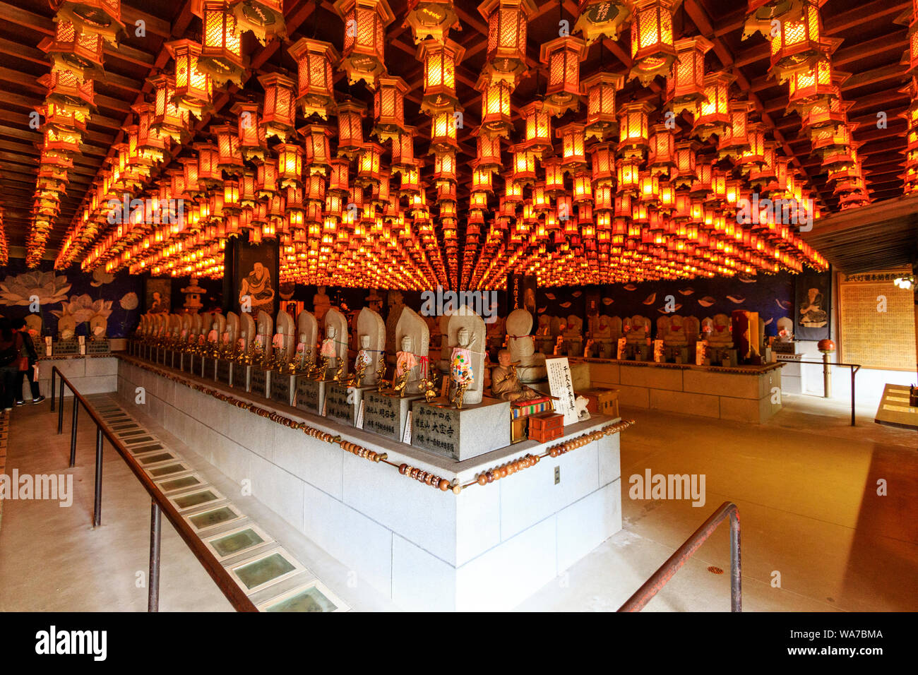 Japan, Miyajima. Daisho-in-Tempel. Innen, Henjokutsu Höhle, die die wichtigsten Ikonen von 88 Tempeln beherbergt. Die Halle wird von hundert hängenden Sechskant-Lichtern beleuchtet. Stockfoto