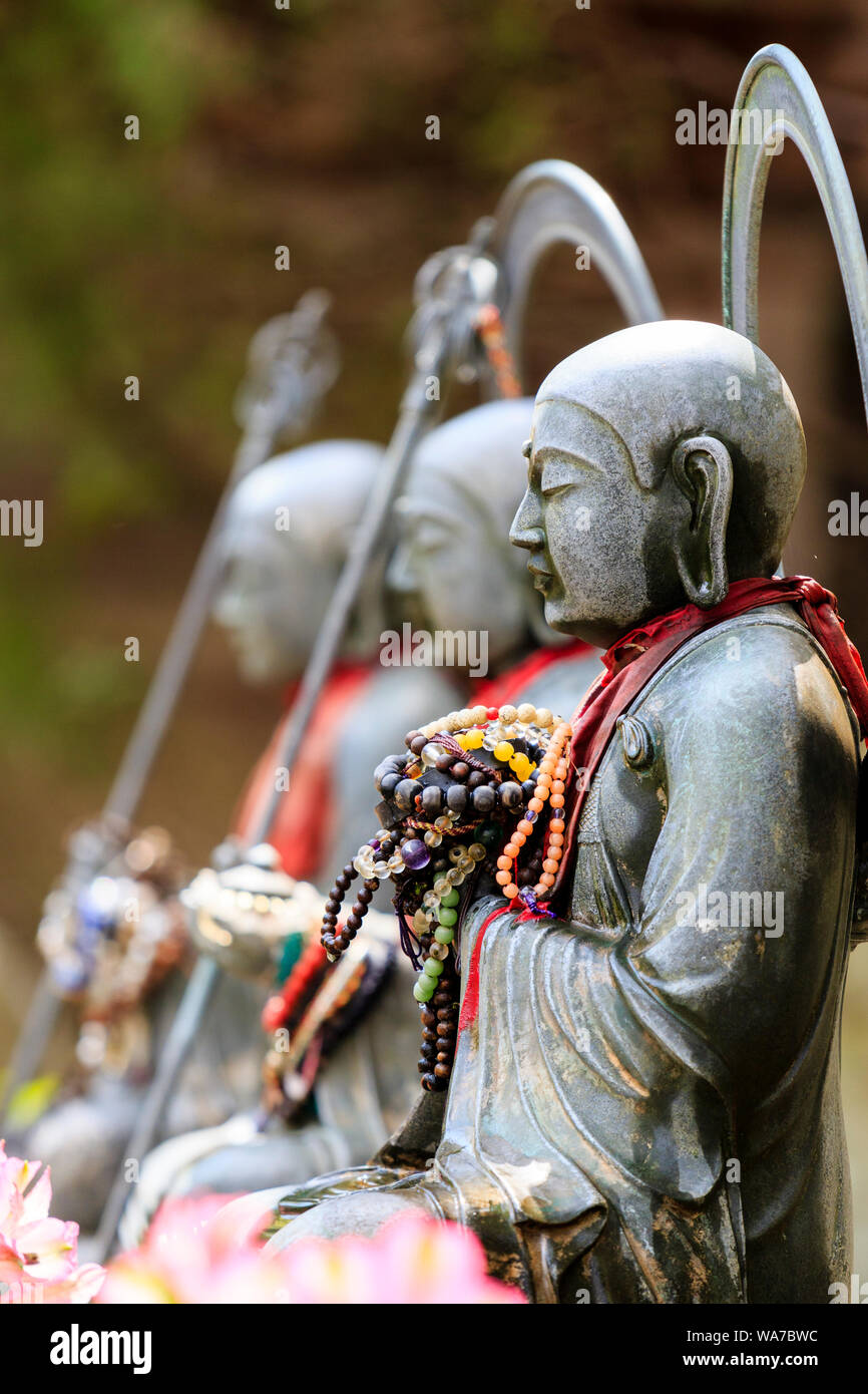 Japan, Miyajima. Daishoin Tempel. Linie von drei Jizo Bosatsu