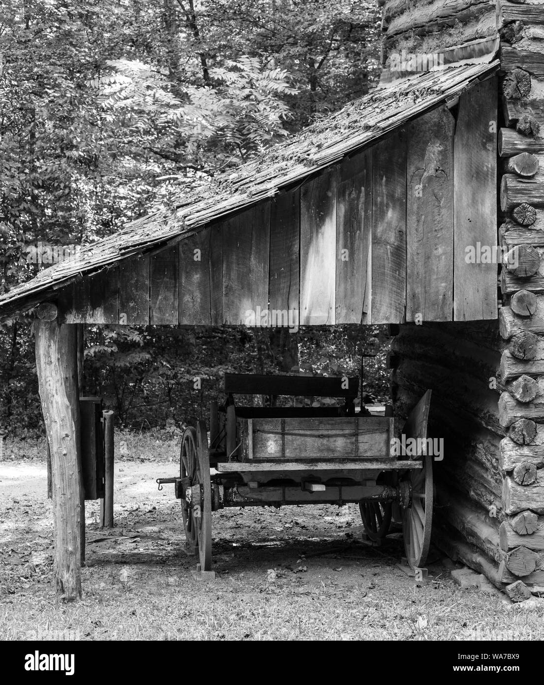 Holz- Warenkorb unter holz Vordach neben Tabak Lagergebäude - Booker T Washington National Monument. Stockfoto