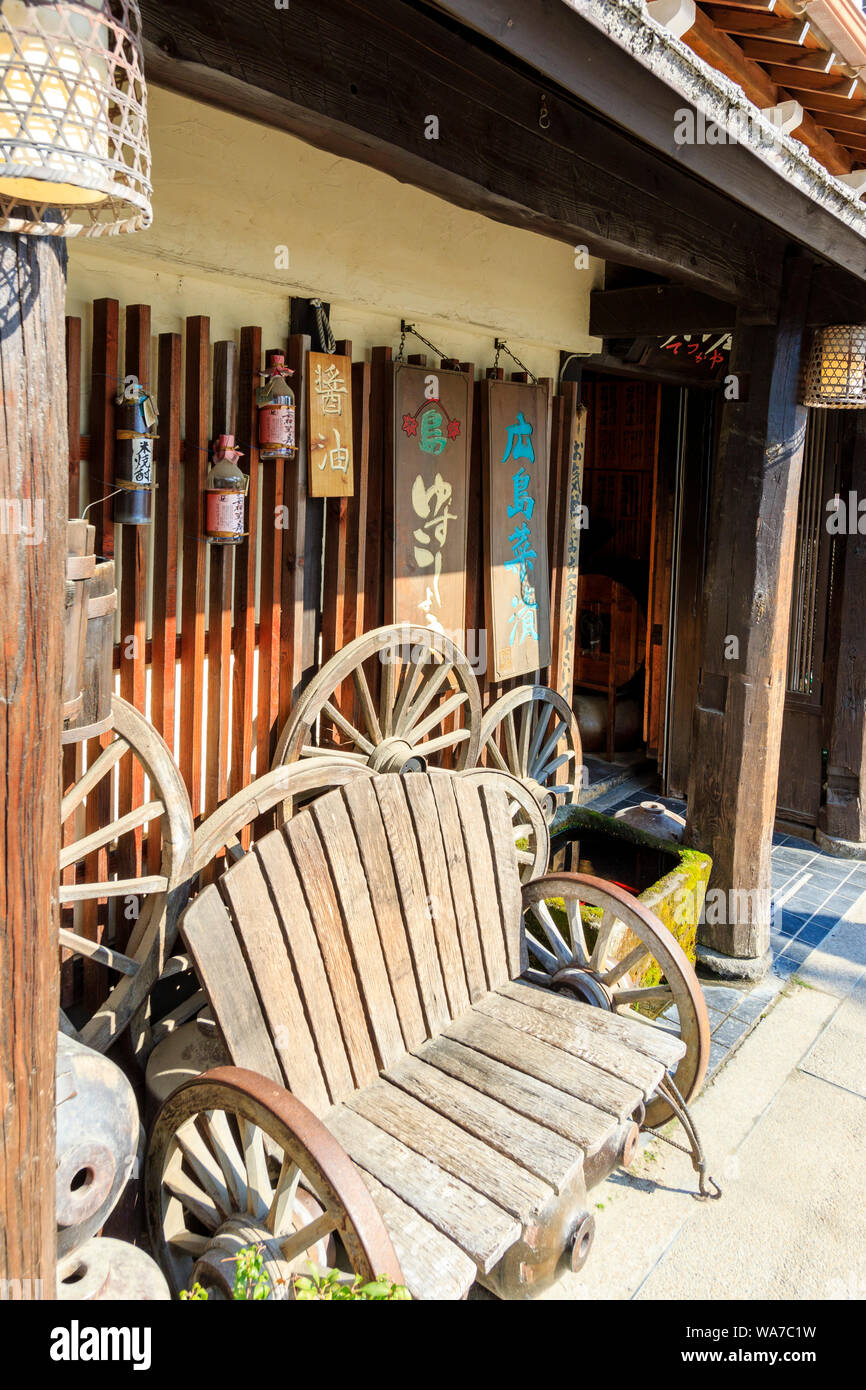 Alte Japanische ehemaligen traditionellen zwei Rädern Sitzgelegenheiten Warenkorb, einer ländlichen Version der Rikscha außerhalb Store auf der Insel Miyajima Stockfoto