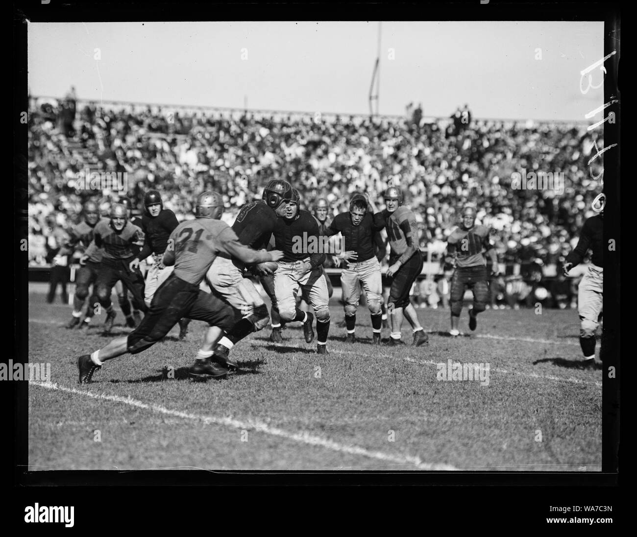 Annapolis, MD, Sept. 25. Player, Navy zurück, ist in seinen Tracks gestoppt, er fängt ein Forward Pass im Spiel heute als Marine getrimmt William & Mary 18-6 die Football Saison 1936 hier öffnen Stockfoto