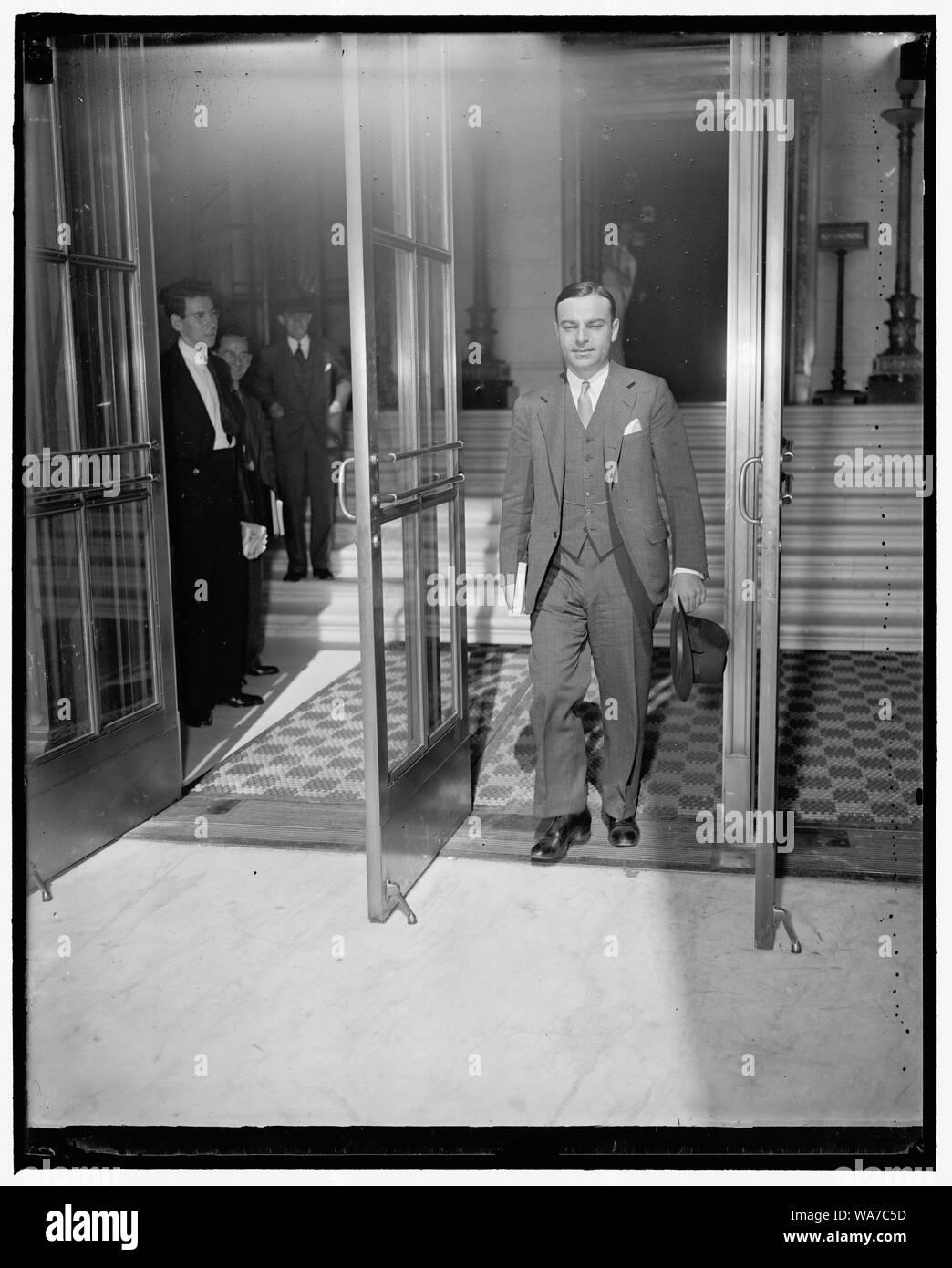 Ein weiterer Sieg. Washington, D.C., den 24. Mai. Charles E. Wyzanski, Jr., junge Justizministerium Rechtsanwalt, zählte ein weiterer großer Sieg für die Verwaltung heute Als der Oberste Gerichtshof der Vereinigten Staaten die soziale Sicherheit Leistungen bei Alter recht validiert. Wyzanski verteidigte die Soziale Sicherheit handeln, bevor der Gerichtshof mit der gleichen Kraft in seine Verteidigung des National Labor Relations Act, 5/24/37 gekennzeichnet Stockfoto Ein weiterer Sieg. Washington, D.C., den 24. Mai. Charles E. Wyzanski, Jr., junge Justizministerium Rechtsanwalt, zählte ein weiterer großer Sieg für die Verwaltung heute Als der Oberste Gerichtshof der Vereinigten Staaten die soziale Sicherheit Leistungen bei Alter recht validiert. Wyzanski verteidigte die Soziale Sicherheit handeln, bevor der Gerichtshof mit der gleichen Kraft in seine Verteidigung des National Labor Relations Act, 5/24/37 gekennzeichnet Stockfoto