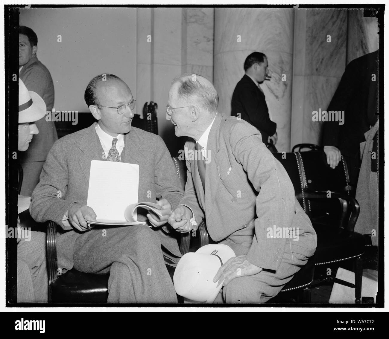 Vor dem TVA-Untersuchungsausschuss. Washington, D.C., 26. David A. Lilienthal, Links. Dr. Harcourt ein, Morgan, Vorsitzender des TVA, in einer Unordnung nach der gemeinsamen Kongreßausschuß Untersuchung der TVA, 5/26/38 Stockfoto