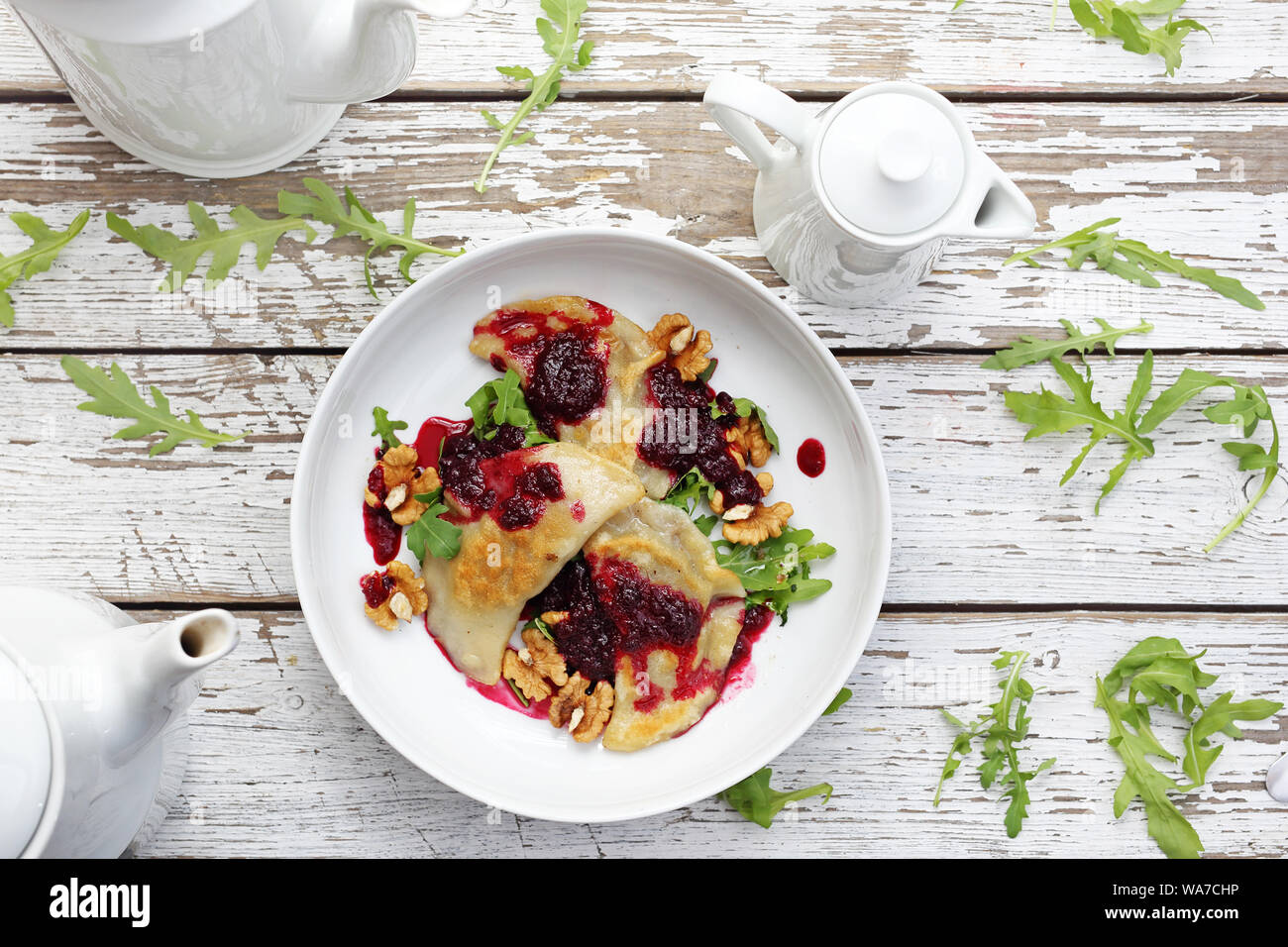 Knödel mit Fruchtsauce und Walnüsse. Abendessen Stockfoto