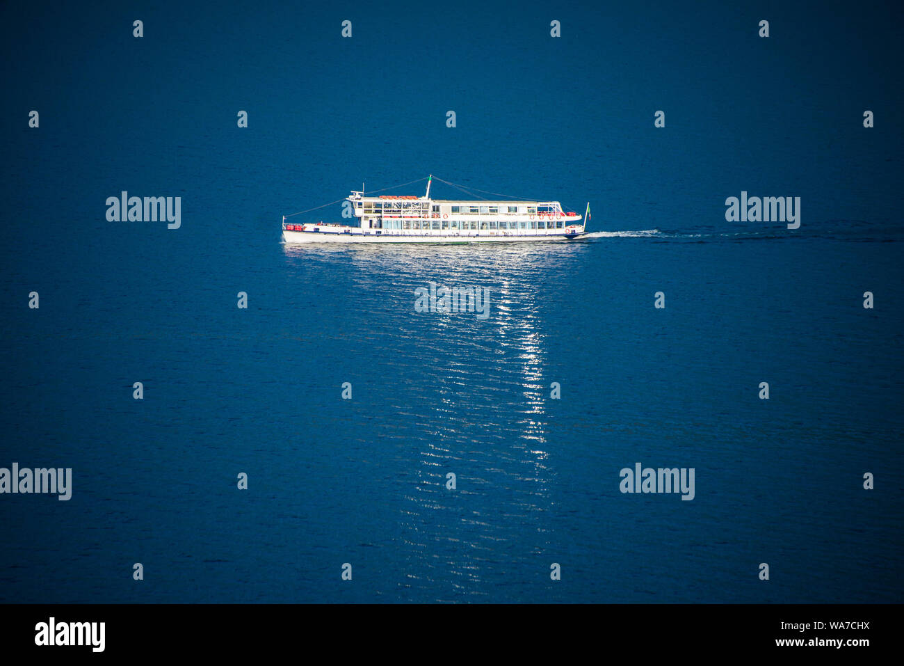 Einsames Schiff auf See Stockfoto