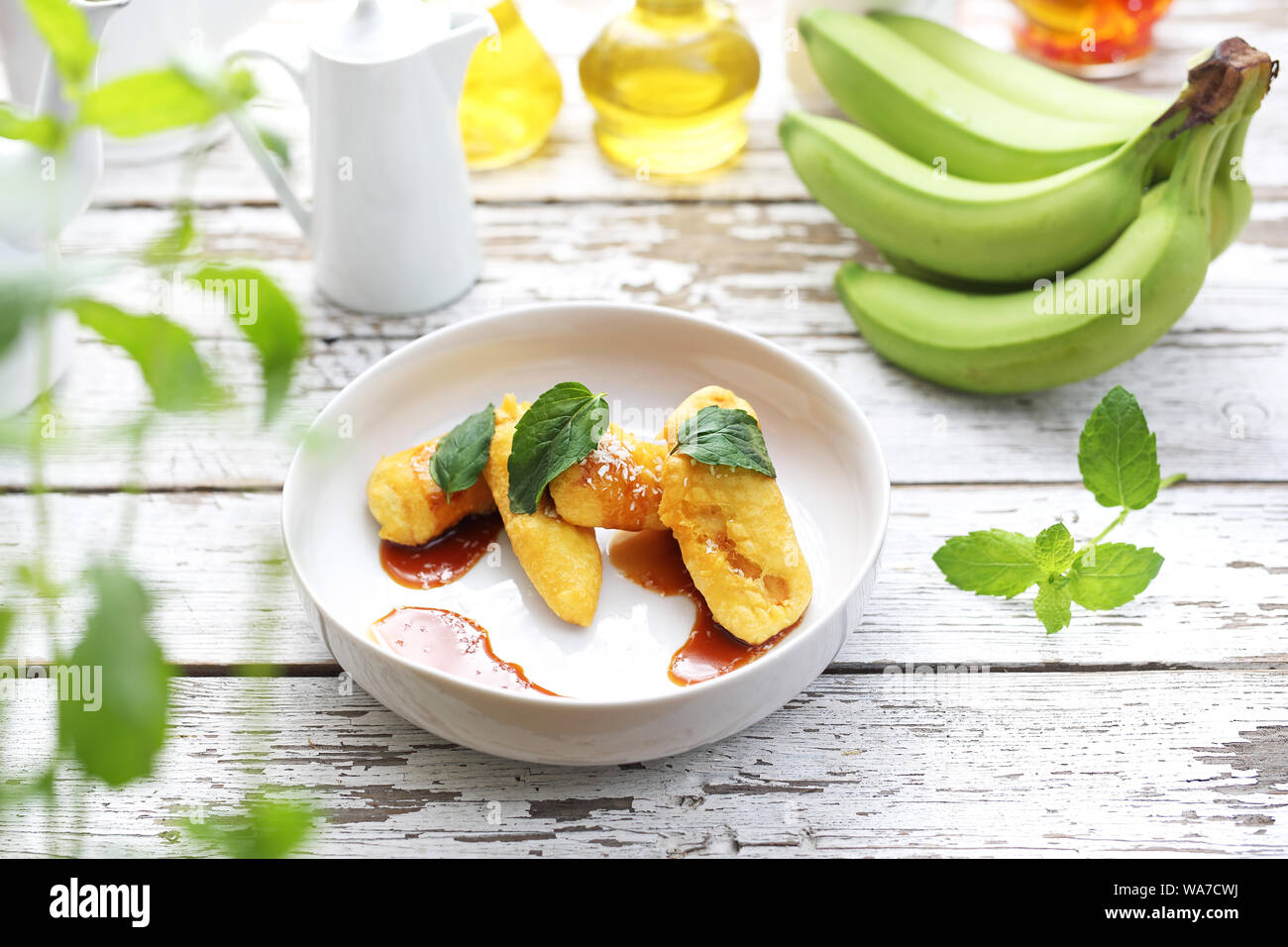 Bananen gebraten mit Karamellsauce und Kokosraspeln. Süße Nachspeise. Stockfoto