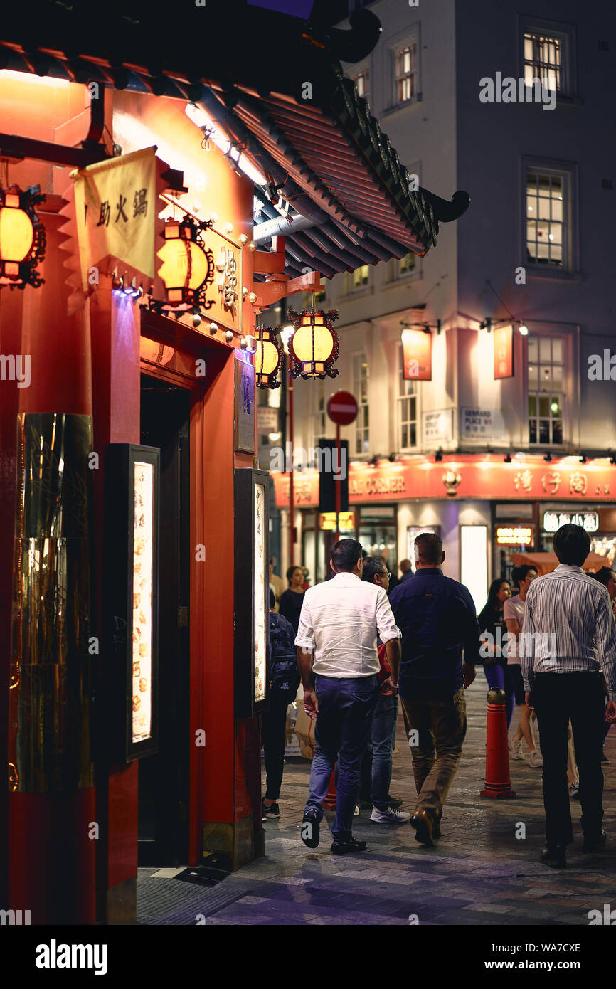 London, UK - August, 2019. Ein chinesisches Restaurant mit roten Laternen in Chinatown dekoriert, im Stadtteil Soho. Stockfoto