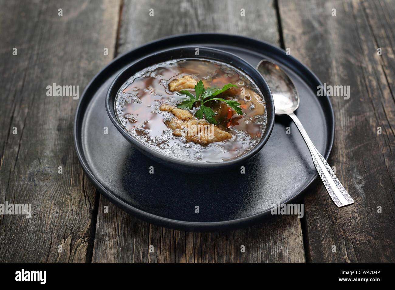 Fischsuppe, würzige Fischsuppe mit Gemüse und Gewürzen. Stockfoto
