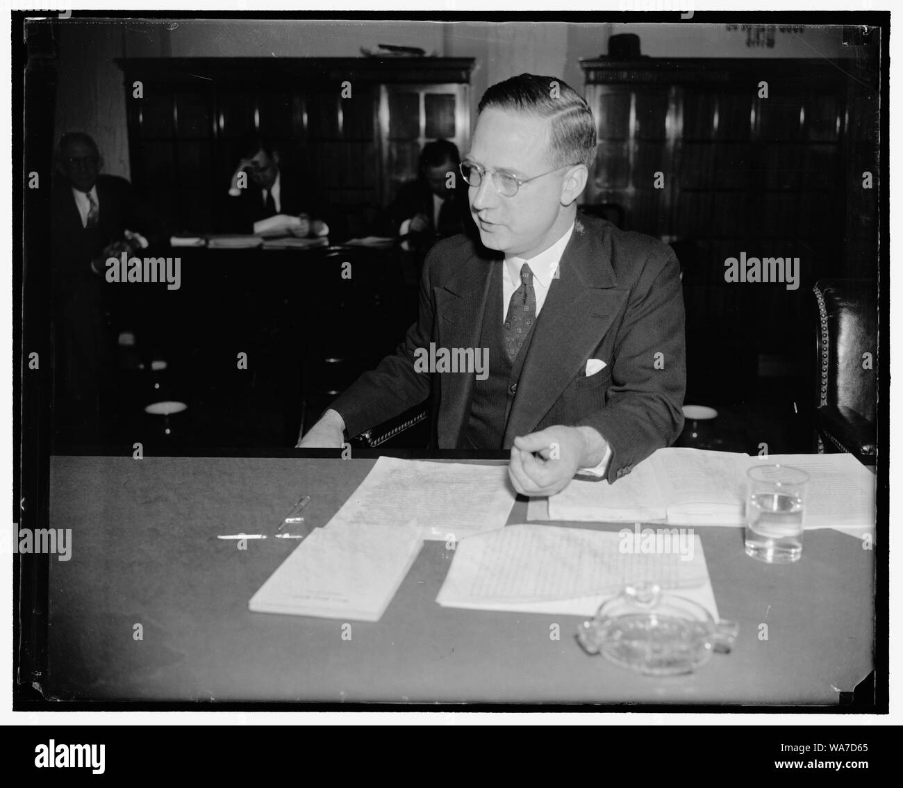 Von B'nai B'rith Abendessen. Washington, D.C., Mai 10. Vor dem Senat der Interstate Commerce Unterausschusses heute, Loyd A. Briggs, Europäische Manager der RCA Communications, Inc., die Passage der Wheeler Rechnung zu verlangen, den Wettbewerb zwischen den amerikanischen Radio Kommunikation Organisationen für ausländische Verträge würden Radio communications Krüppel protestiert. Gezwungen, Wettbewerb, Briggs sagte, würde der Ausländer und der Brigg keine Vorteile für die Amerikanische Benutzer profitieren, 5/10/38 Stockfoto