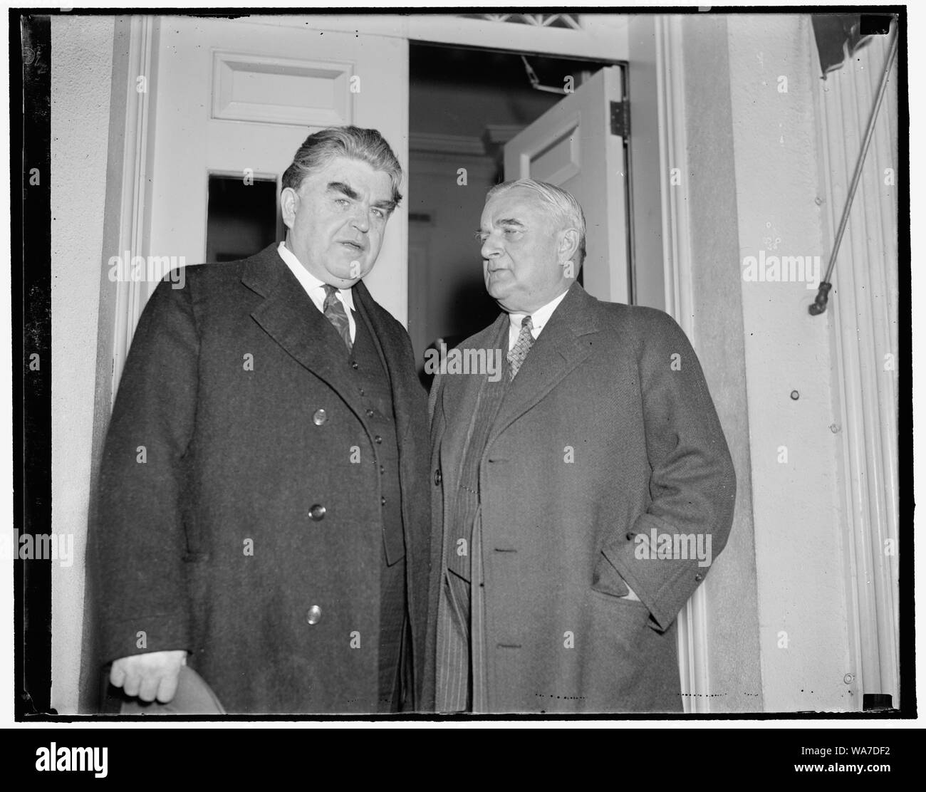 Im Weißen Haus. Washington, D.C., den 14. April. John Lewis, Präsident der United Mine Workers, und Senator Joseph Guffey, beide leidenschaftliche Verfechter des Guffey-Vinson Coal Control Rechnung von denen Guffey ist das Thema, das Weiße Haus verlassen hatte heute nach einer Konferenz mit Präsident Roosevelt. Die Maßnahme ist jetzt auf dem Schreibtisch des Präsidenten zur Genehmigung, 4/14/1937 Stockfoto