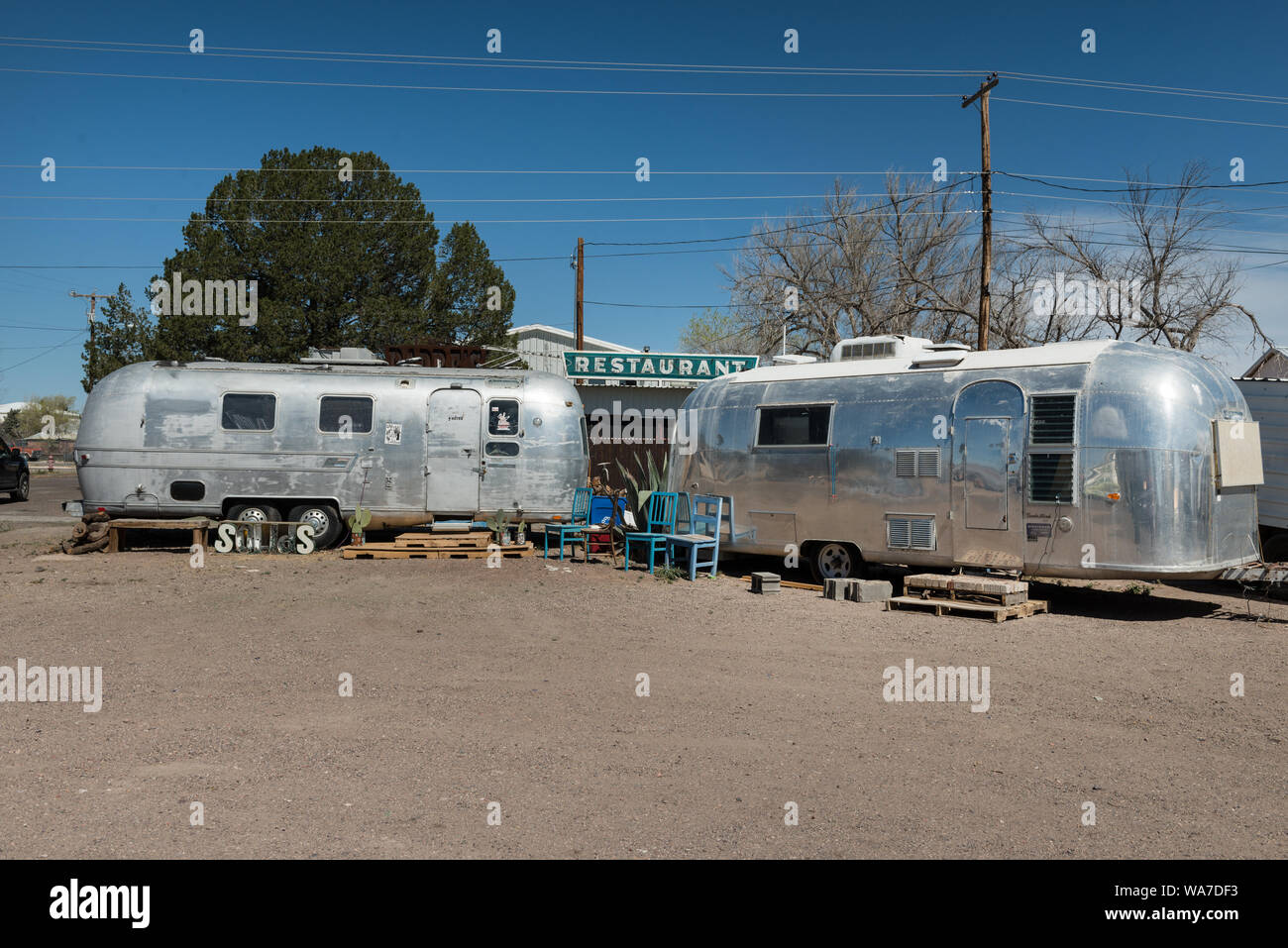 Auf den ersten Blick mag diese Szene sieht aus Platz in der Modernistischen Marfa, eine Gemeinschaft für seine Kunstgalerien und anderen künstlerischen Installationen bekannt, im Presidio County, Texas. Aber bei näherer Betrachtung scheint es zu sein, eine künstlerische Aussage seiner eigenen Stockfoto