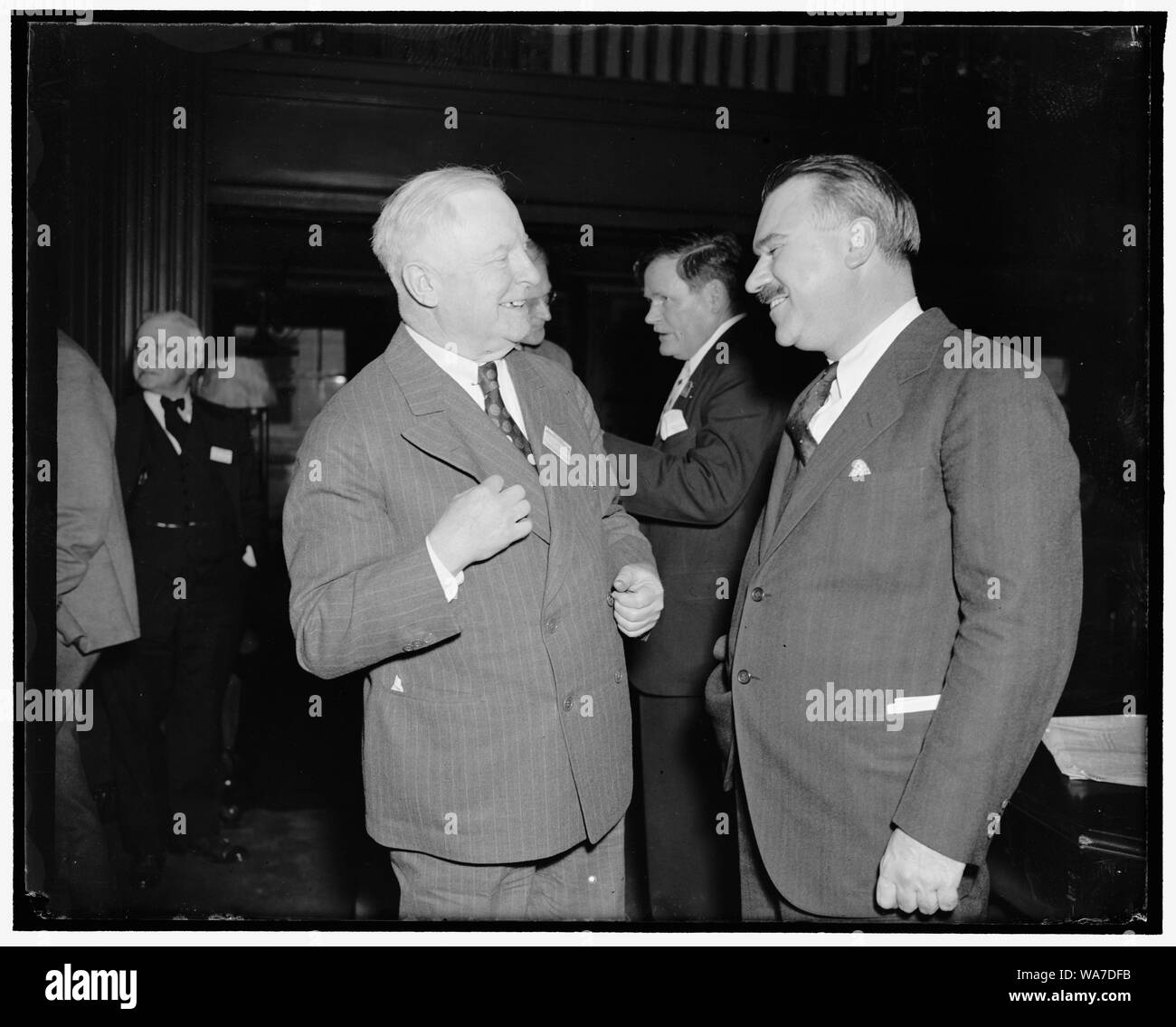 Bei der Sitzung der Redakteure. Washington, D.C., am 21. April. William Allen White, (links) Herausgeber der Emporia (Kan.) Zeitung und Franklyn Waltman, neue Werbung Chef der G.O.P., Austausch von Höflichkeiten wie die Teilnahme an der Eröffnung der 16. Jahrestagung der Amerikanischen Gesellschaft der Redakteure, die in der nationalen Presse Club erhielt, 4/21/38 Stockfoto