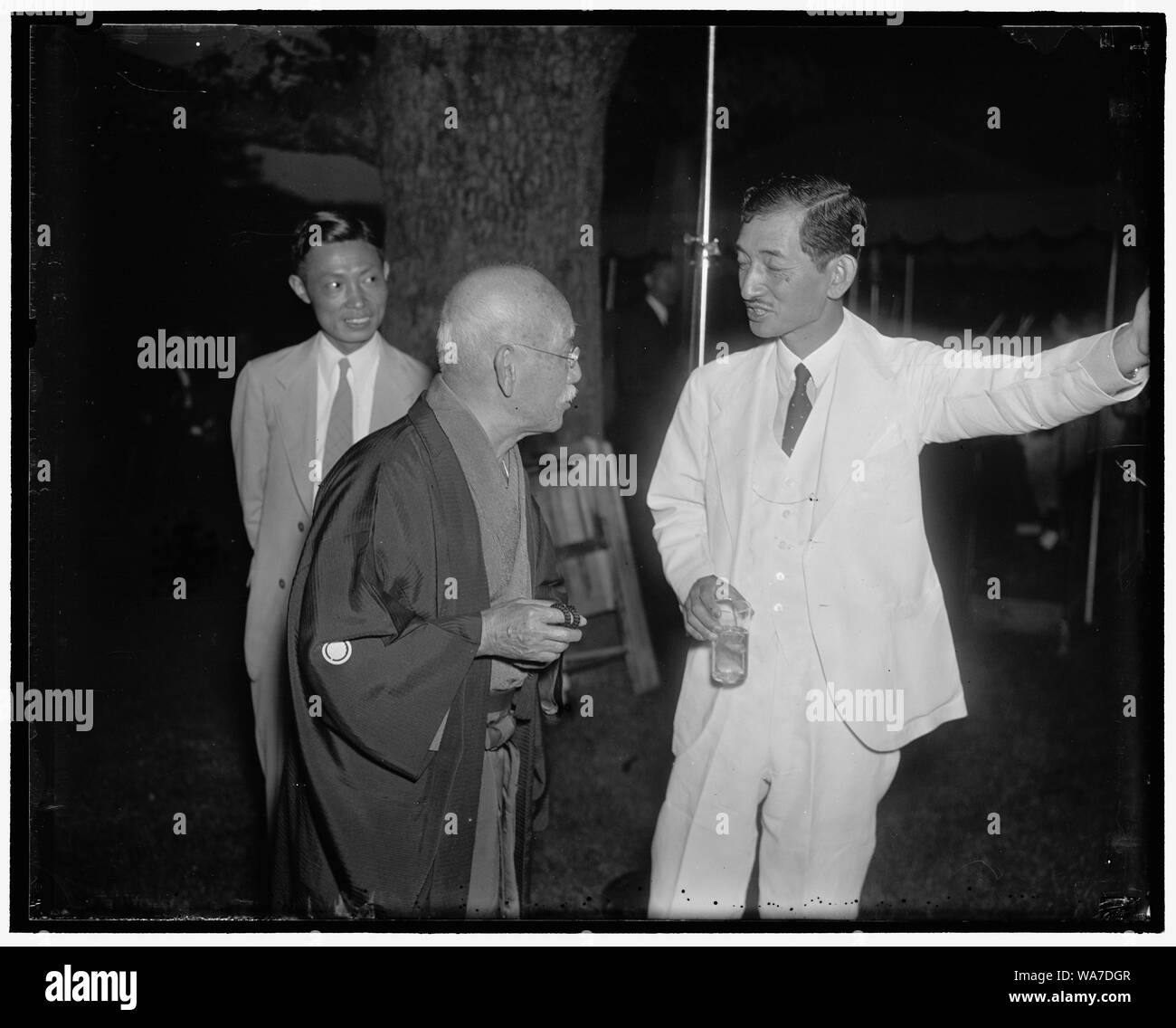 Bei der Party zum Chinesischen Minister der Finanzen. Washington D.C. am 1. Juli. Dr. Rokuichiro Masujima, (links) International berühmten japanischen Anwalt, und der japanische Botschafter Hirosi Saito. Ankunft in der chinesischen Botschaft für den Empfang zu Ehren von Dr. S.H. Kung, Chinas Finanzminister. Hinweis Dr. Masujima's native Kleid während der Ambassador in der neuesten der amerikanischen Mode gekleidet ist. 7/1/37 Stockfoto