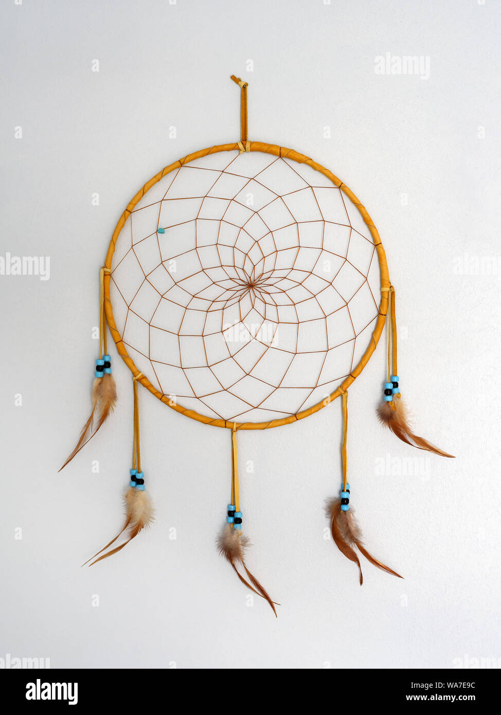 Native American handgefertigte Traumfänger, auf weißem Hintergrund Stockfoto