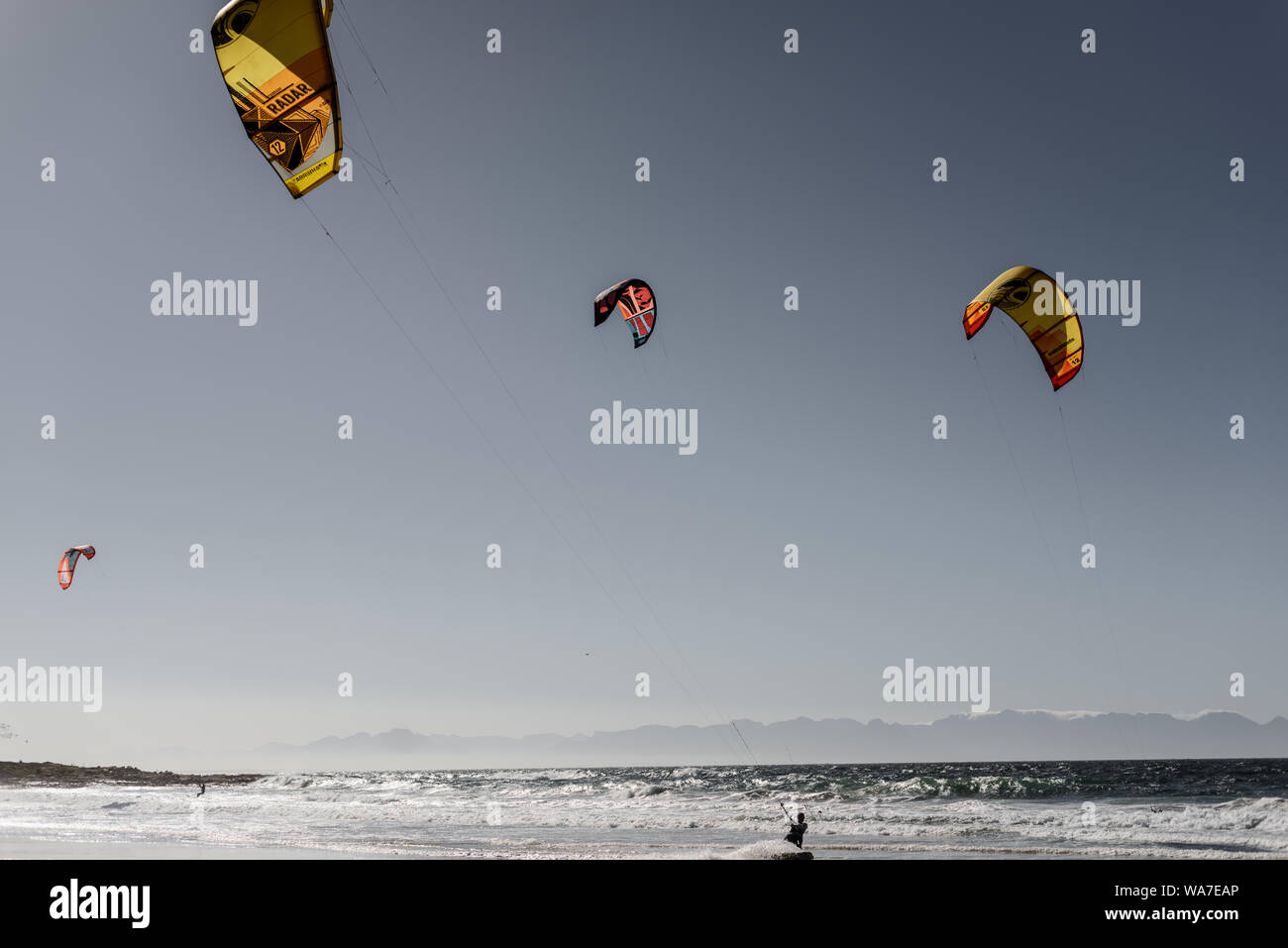 Kitesurfer auf Glencairn Strand auf Südafrika der False Bay Küste, in der Nähe der Stadt Cape Town Stockfoto