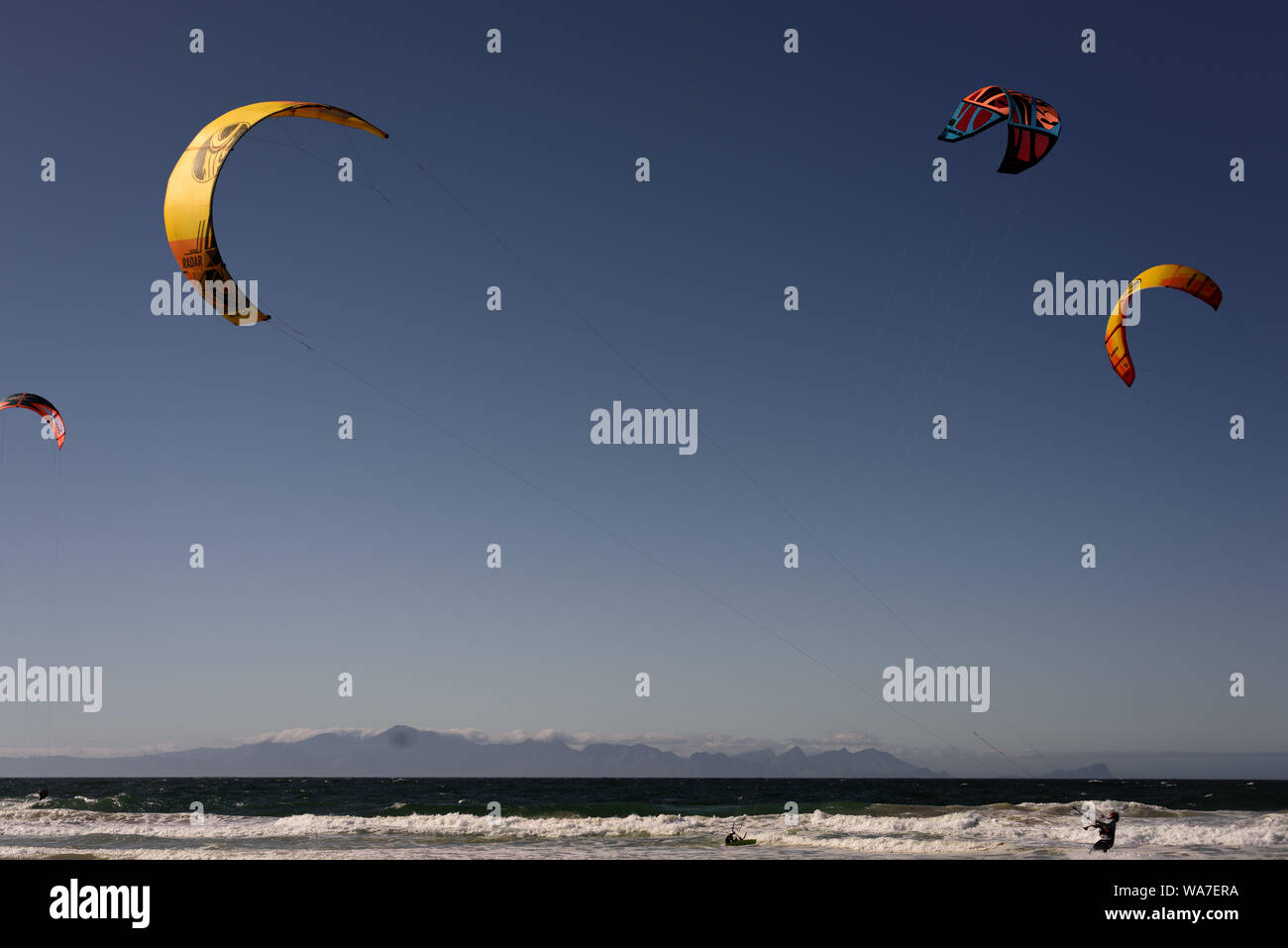 Kitesurfer auf Glencairn Strand auf Südafrika der False Bay Küste, in der Nähe der Stadt Cape Town Stockfoto