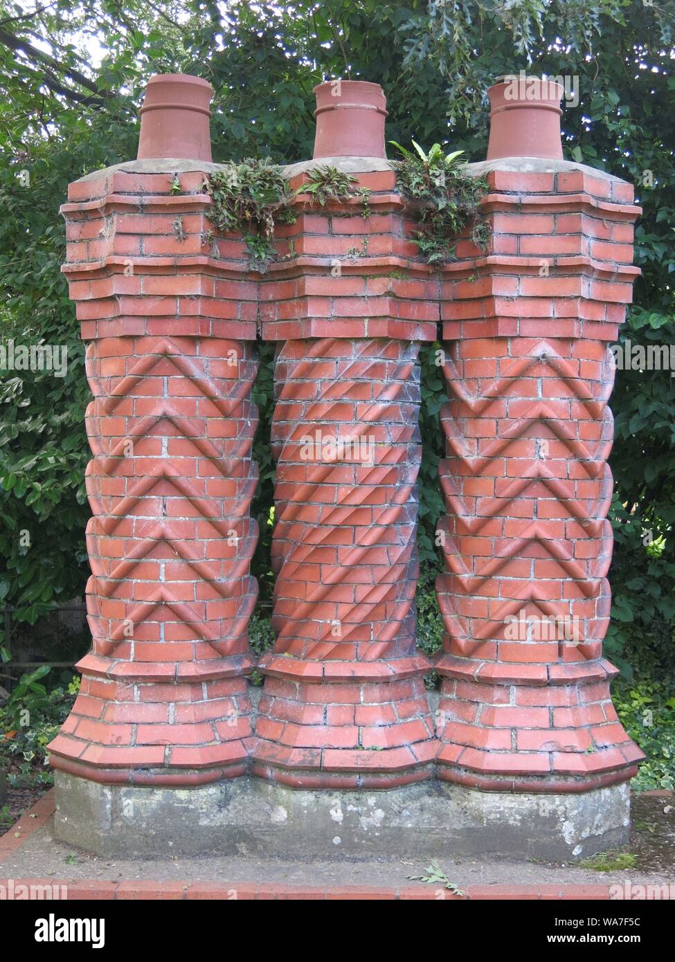 Eine Reihe von drei verzierten, Tudor Stil restaurierten Schornstein - Töpfe, auf Anzeige an der Avoncroft Museum für historische Gebäude in den West Midlands. Stockfoto