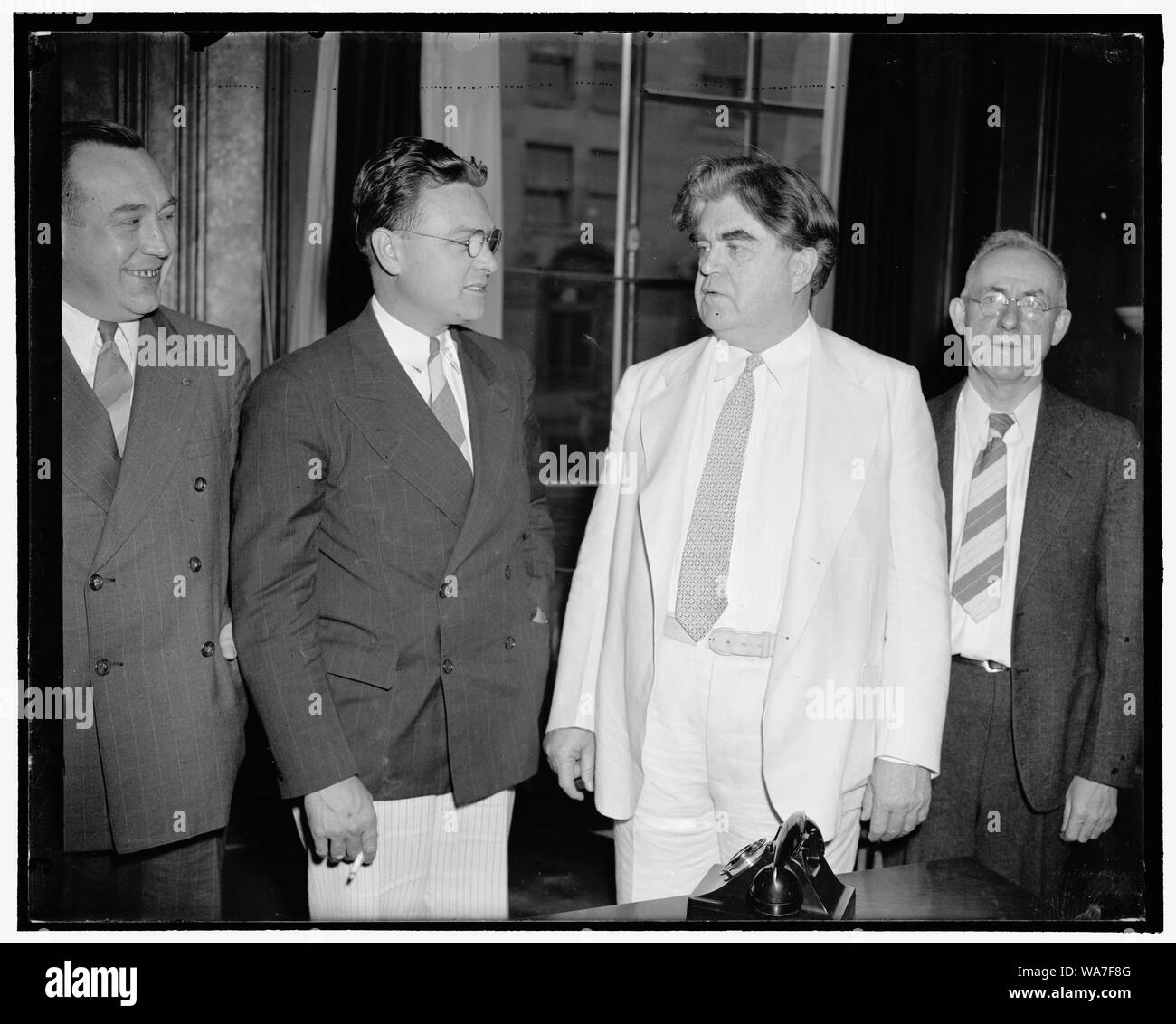 Versuch UAW Kampf zu vereinbaren. Washington, D.C., Aug 24. Homer Martin, Präsident der United Auto Workers Union, dargestellt mit John L. Lewis, kurz bevor sie in die Konferenz mit anderen C.I.O. Beamte in den Bemühungen, die fraktionskampf zu vereinbaren jetzt innerhalb der UAWU geführt wird. Das Treffen fand heute um C.I.O. Sitz hier, 8/24/38 Stockfoto