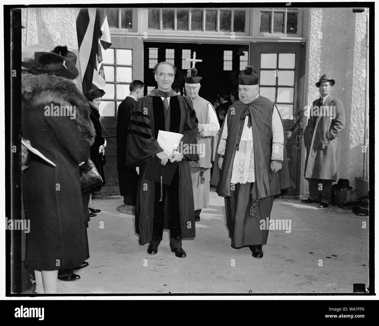Attorney General besucht Golden Jubilee an der Katholischen Universität. Washington, D.C., November 13. Attorney General Frank Murphy war unter den Honoratioren, die eine wichtige Rolle bei den Feierlichkeiten zum Gedenken an den 50. Jahrestag der Gründung der Katholischen Universität hier nahm. Er ist dargestellt mit der rechten Pfr. Joseph M. Corrigan, Rektor der Universität Stockfoto