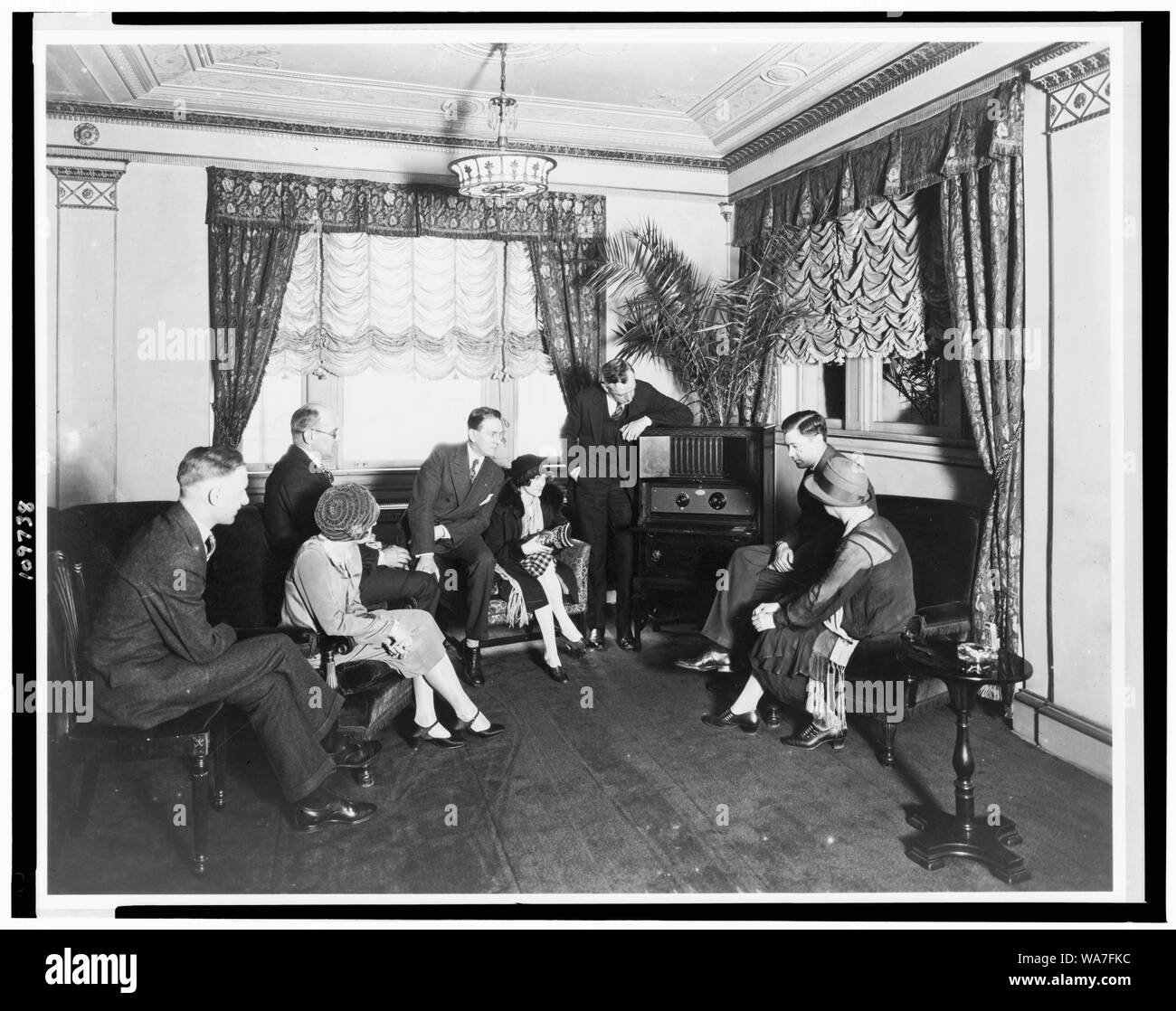 Atwater Kent, Radio, und sieben andere Leute Radio hören, in der Hamilton Hotel, Washington, D.C. Stockfoto
