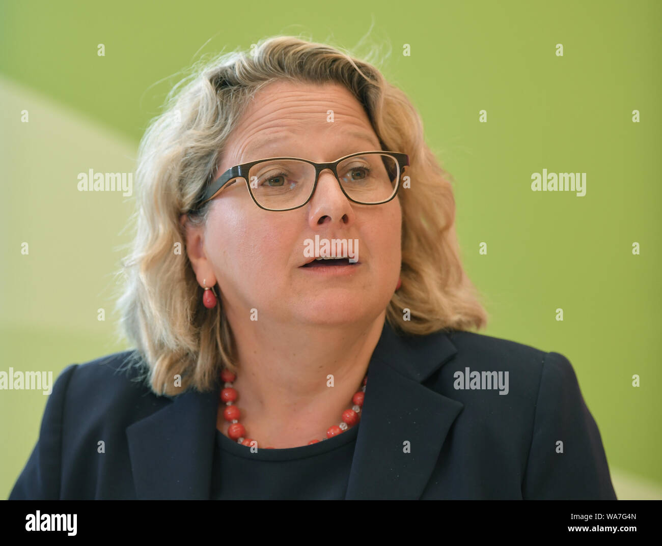 16. August 2019, Brandenburg, Cottbus: Svenja Schulze (SPD), Bundesumweltminister, sitzt auf einer Pressekonferenz. Foto: Patrick Pleul/dpa-Zentralbild/ZB Stockfoto