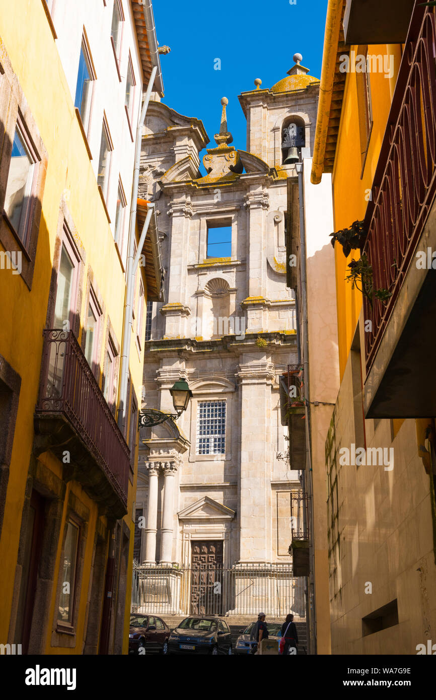 Portugal Porto Porto street scene Kirche Igreja Arte Sacra sakrale Kunst Archäologisches Museum Museu Gebäude Arqueologia schmale Gasse Straße Glockenturm Stockfoto